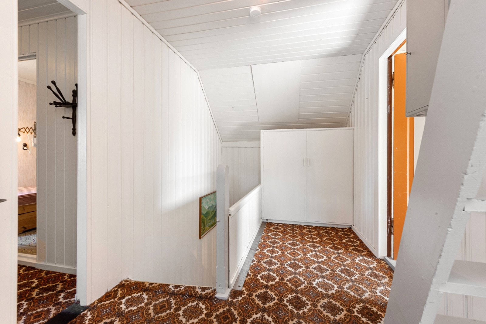 Hall med trapp opp til stor lagrinsplass øverst på loftet. Galleribilde