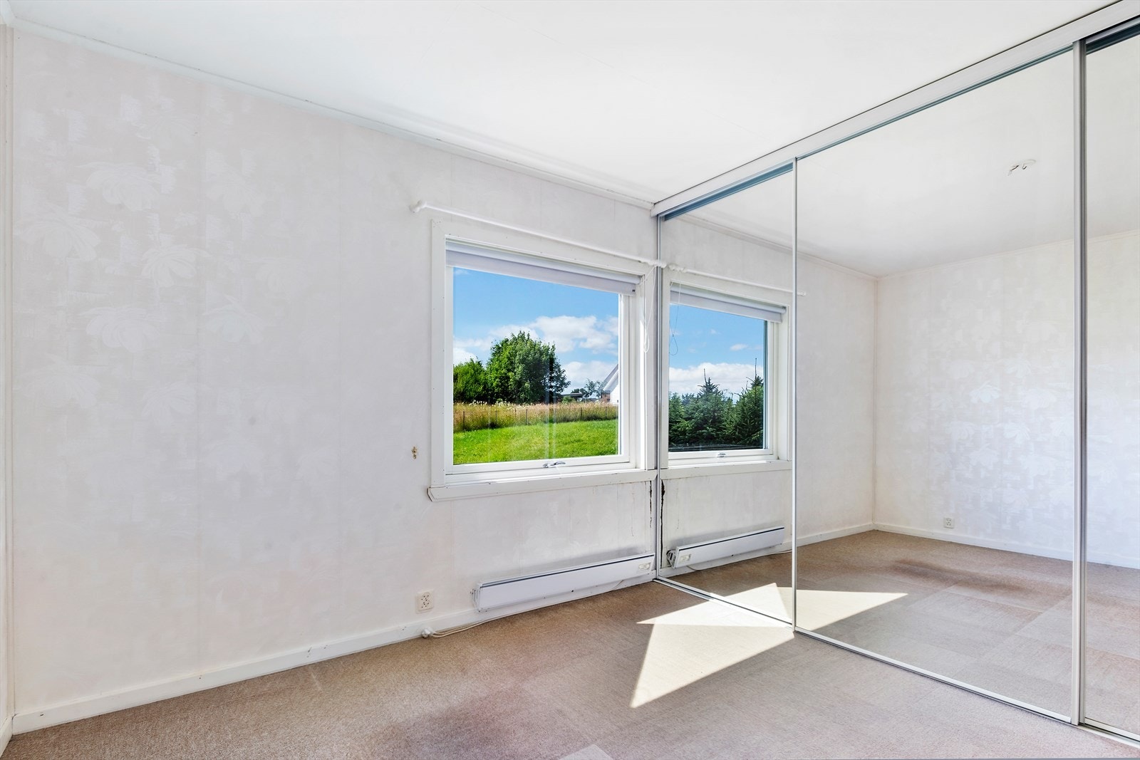Soverom i 1. etg. med skyvedørsgarderobe Galleribilde