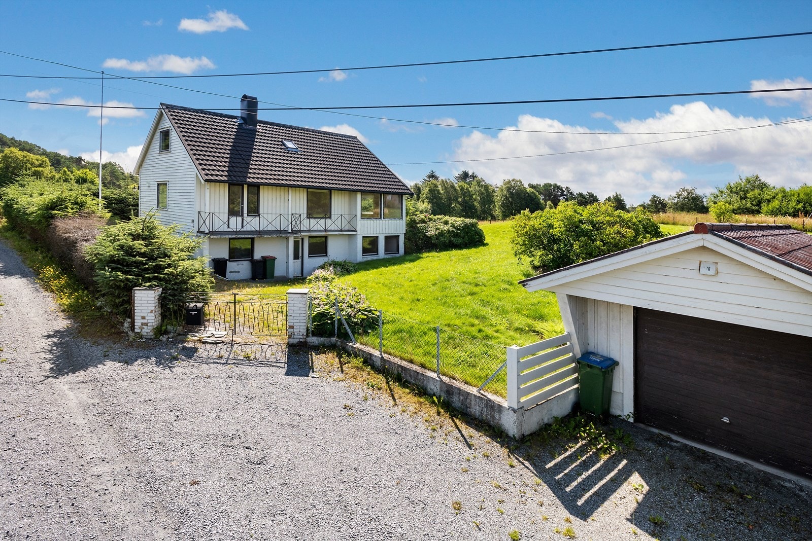 Enebolig med stor tomt og garasje Galleribilde