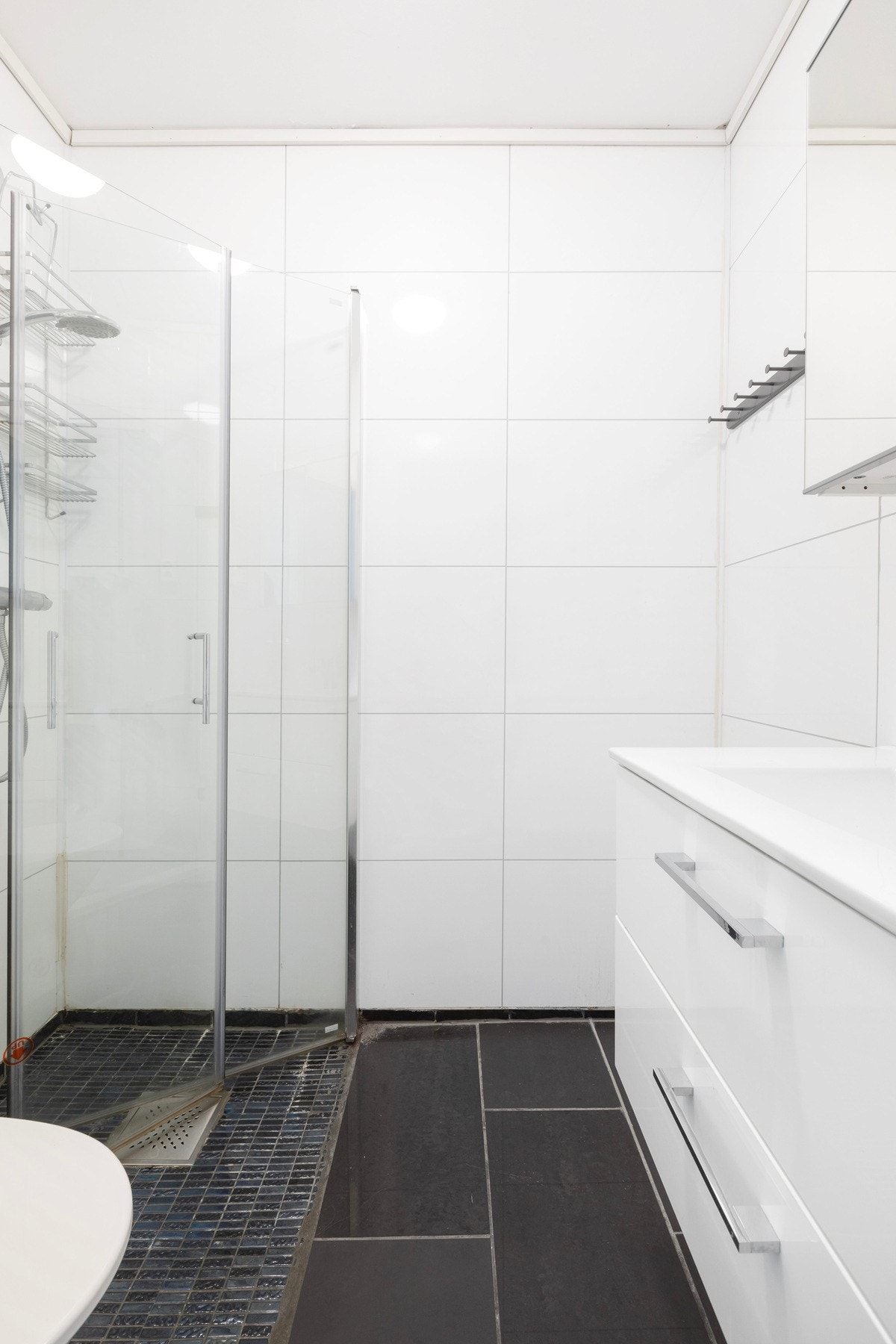 Badet er oppgradert i 2018 og har flislagt gulv med gulvvarme Galleribilde