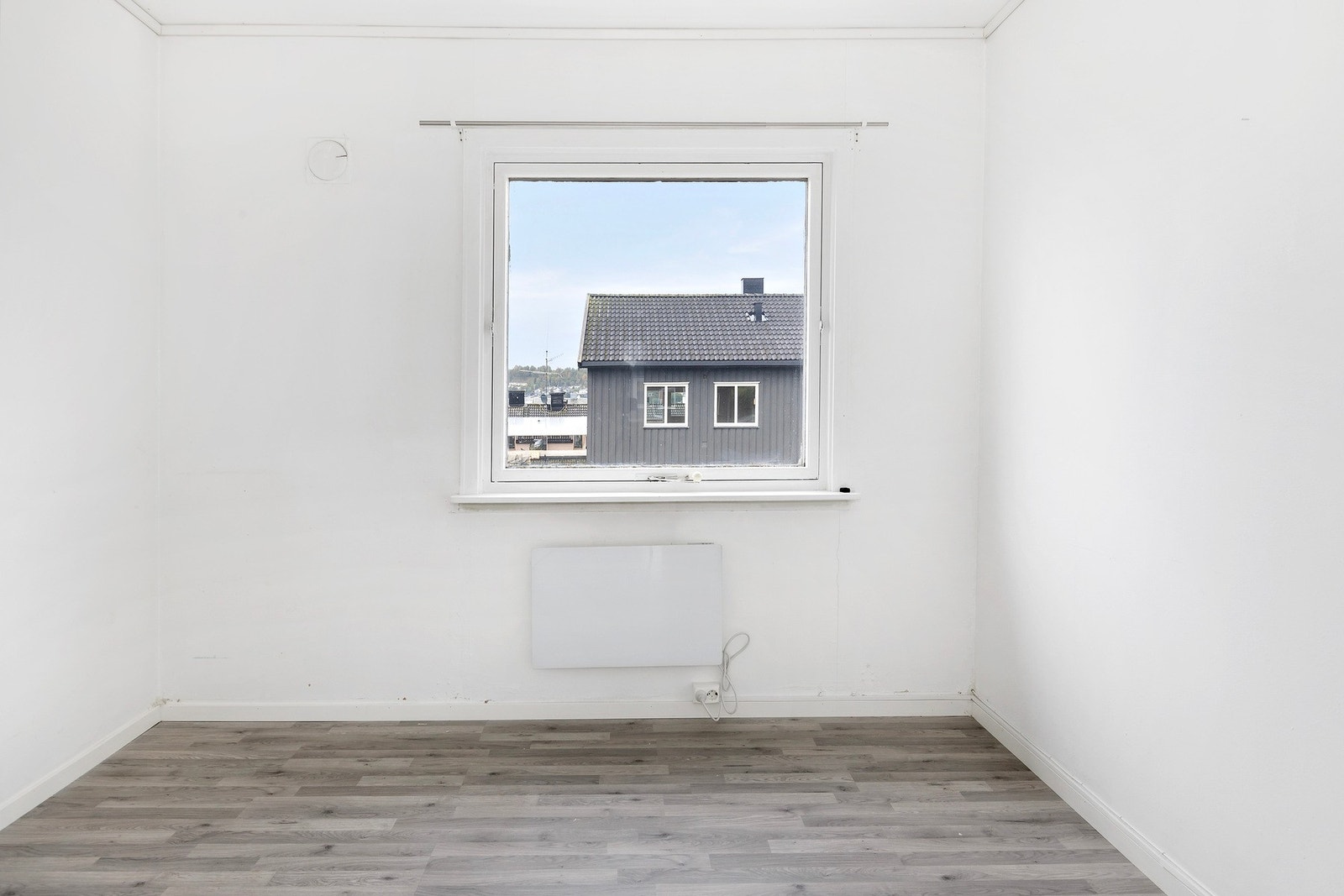 Soverom 1 er på 9 kvm og har god plass til dobbelseng og skrivebord Galleribilde