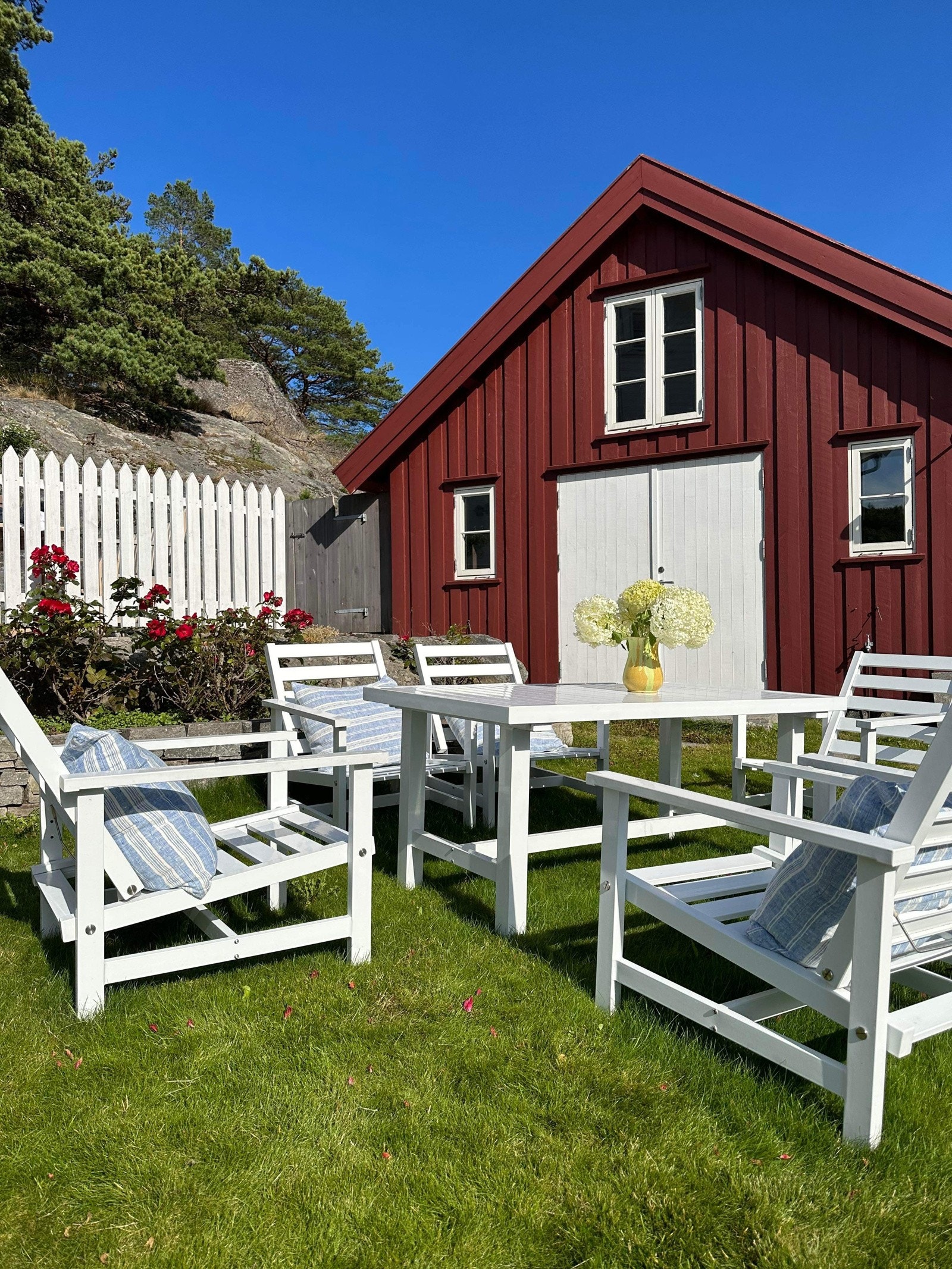 God plass til sittegruppe utenfor sjøbua Galleribilde