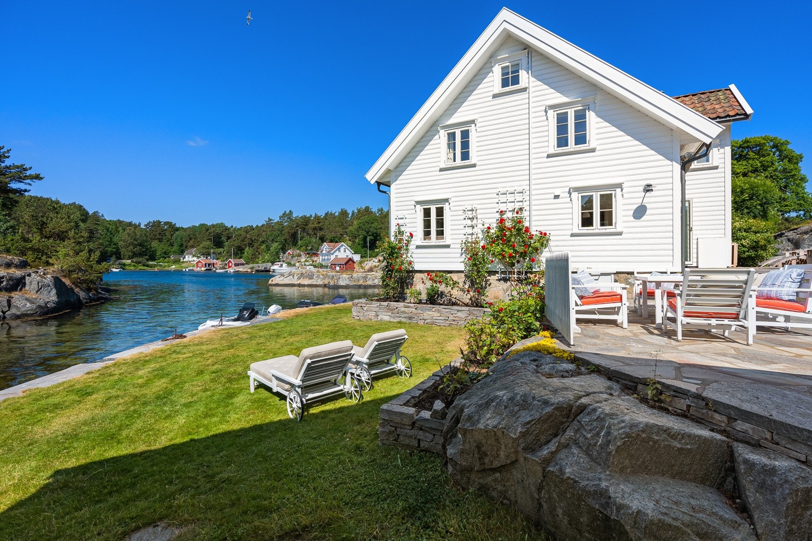 Solrike uteplasser utenfor hytten Galleribilde