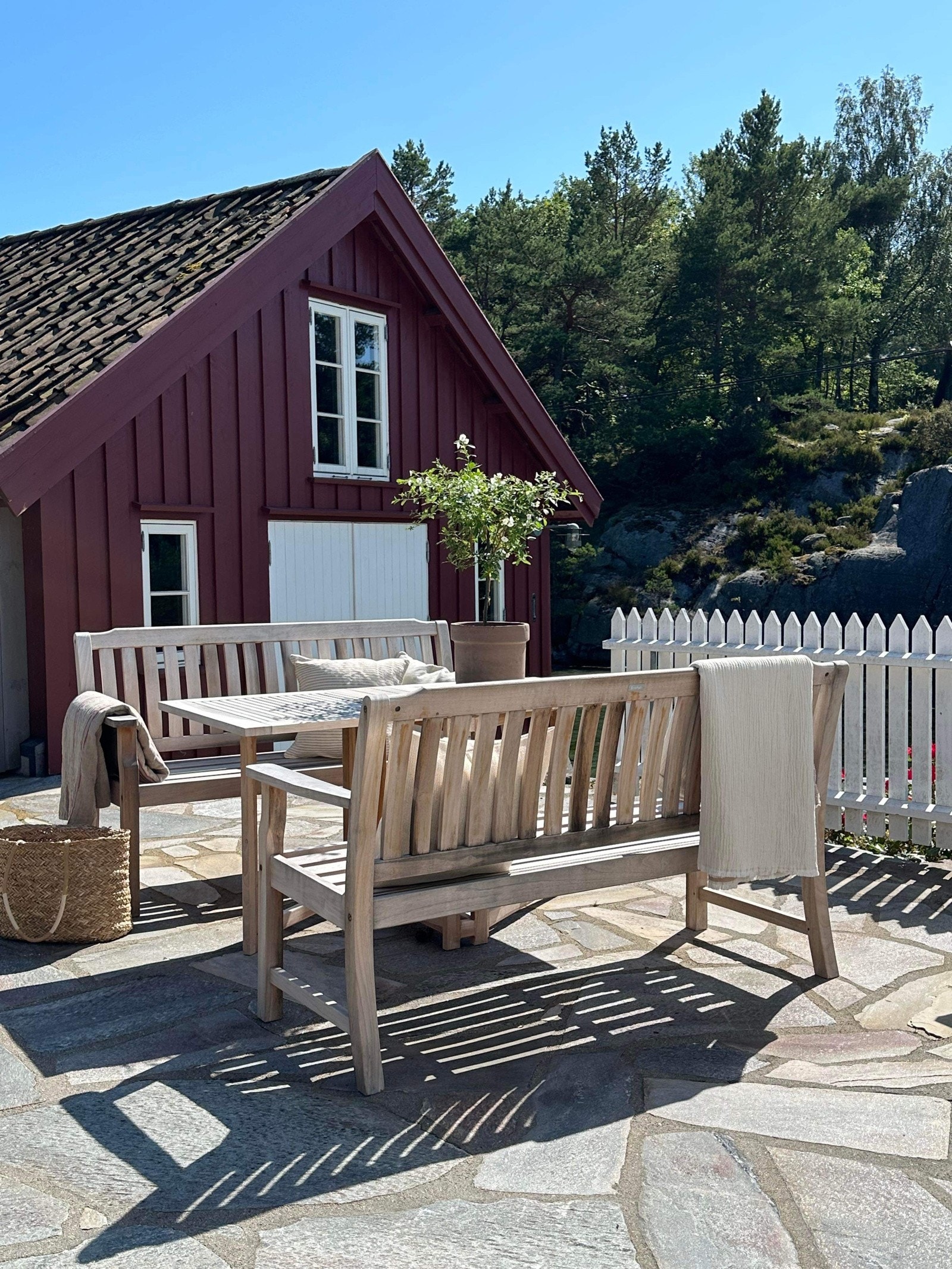 Skiferlagt platting mellom huset og sjøbua Galleribilde