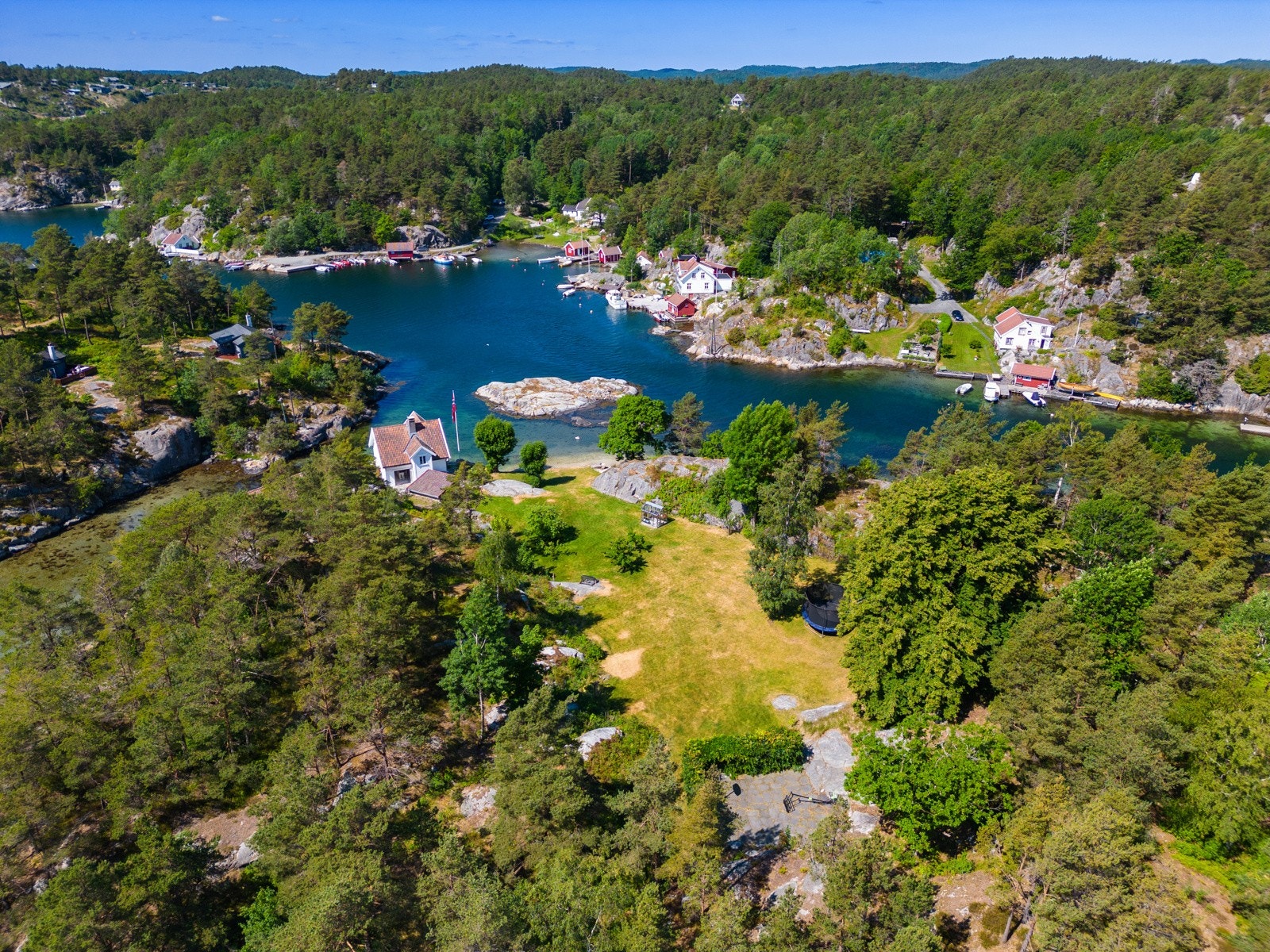 Stor gressplen midt på øya Galleribilde