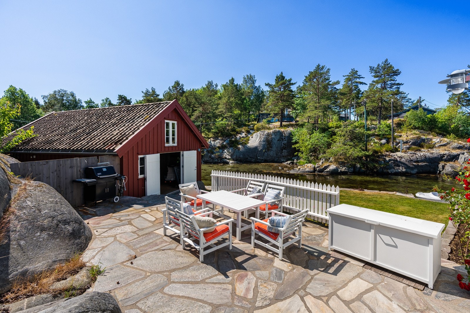 Steinbelagt terrasse. Solrik og usjenert. Galleribilde