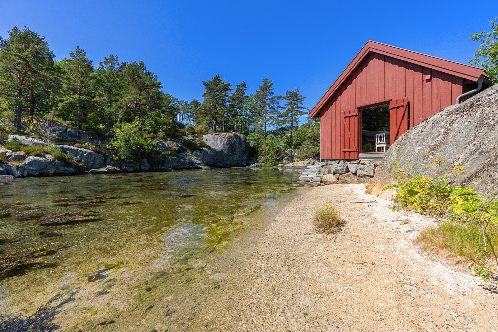 Sandstrand på siden av sjøbua Galleribilde