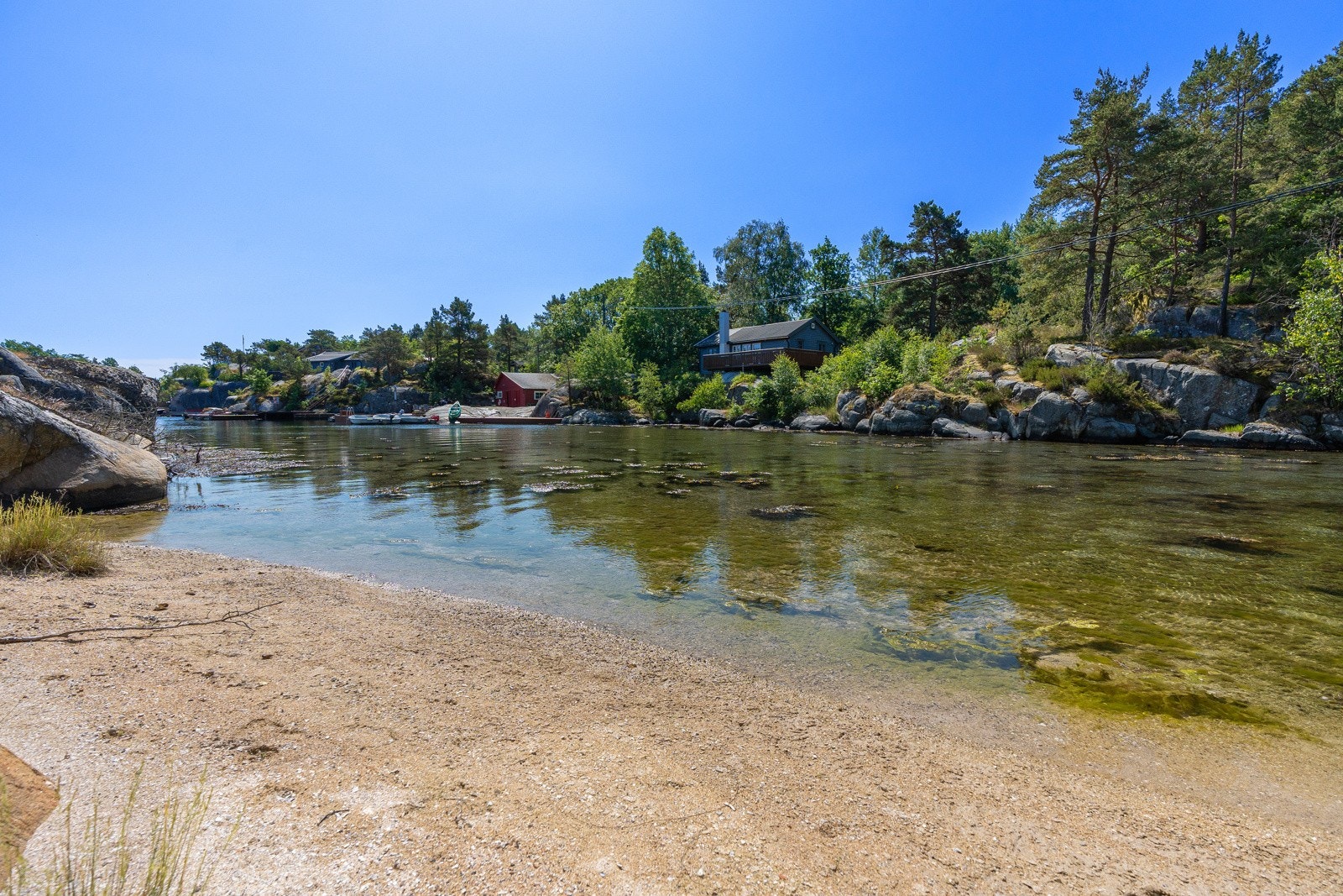 Sandstranden siden av sjøbod Galleribilde