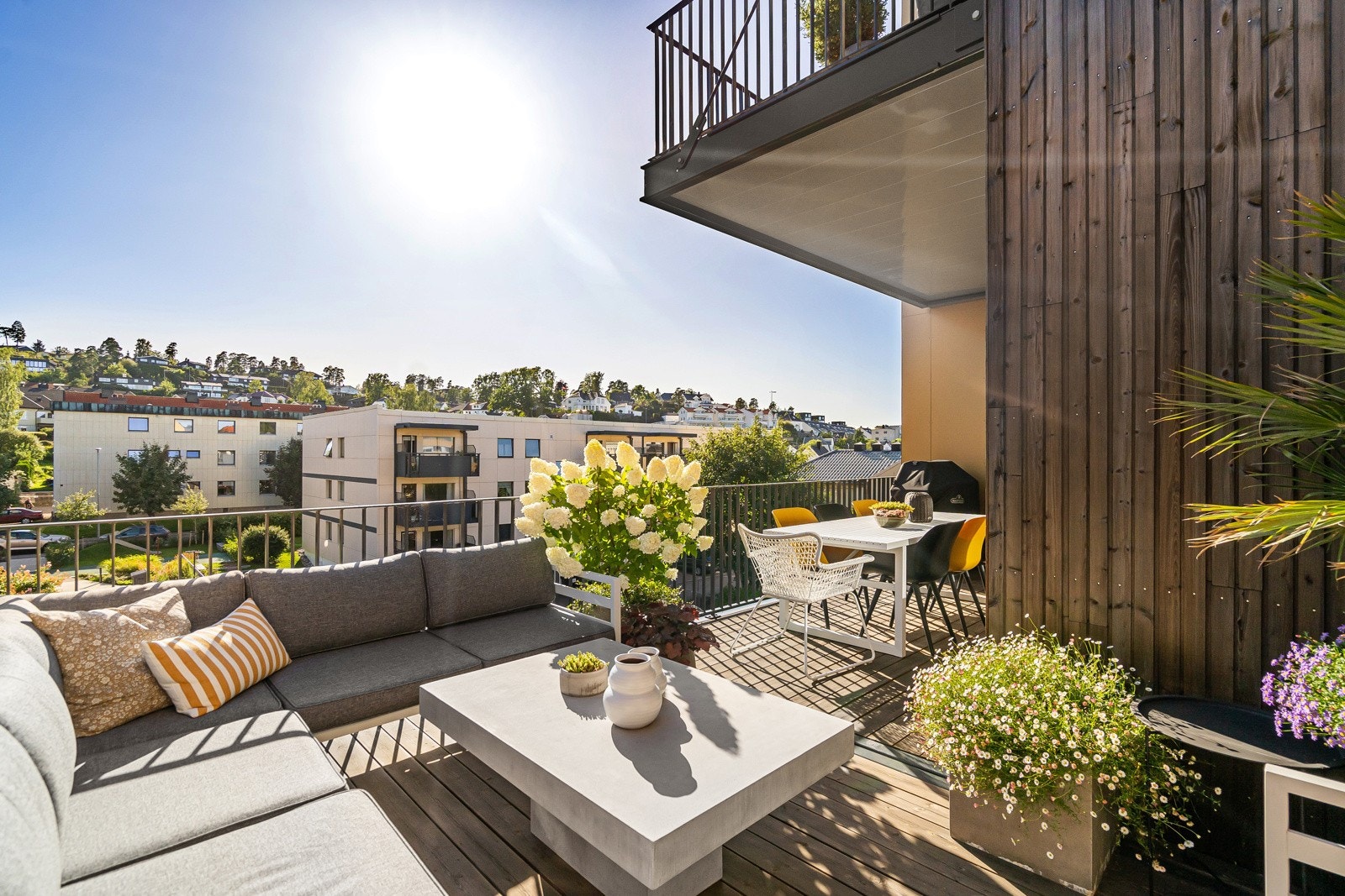 Stor terrasse vendt mot sør og vest som bader i sol! Galleribilde