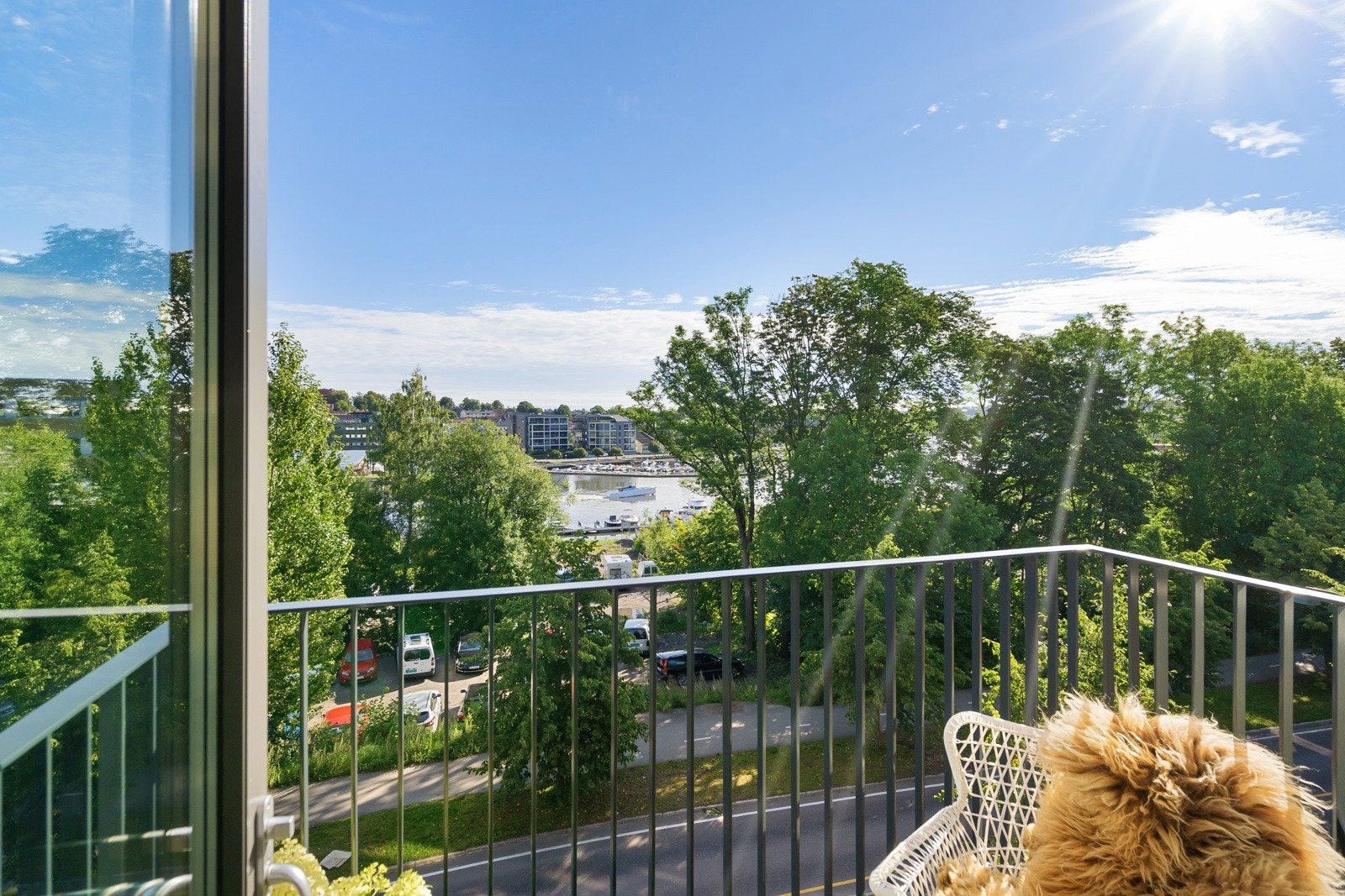 Luftig balkong med utsikt til innseiling til Tønsberg brygge Galleribilde