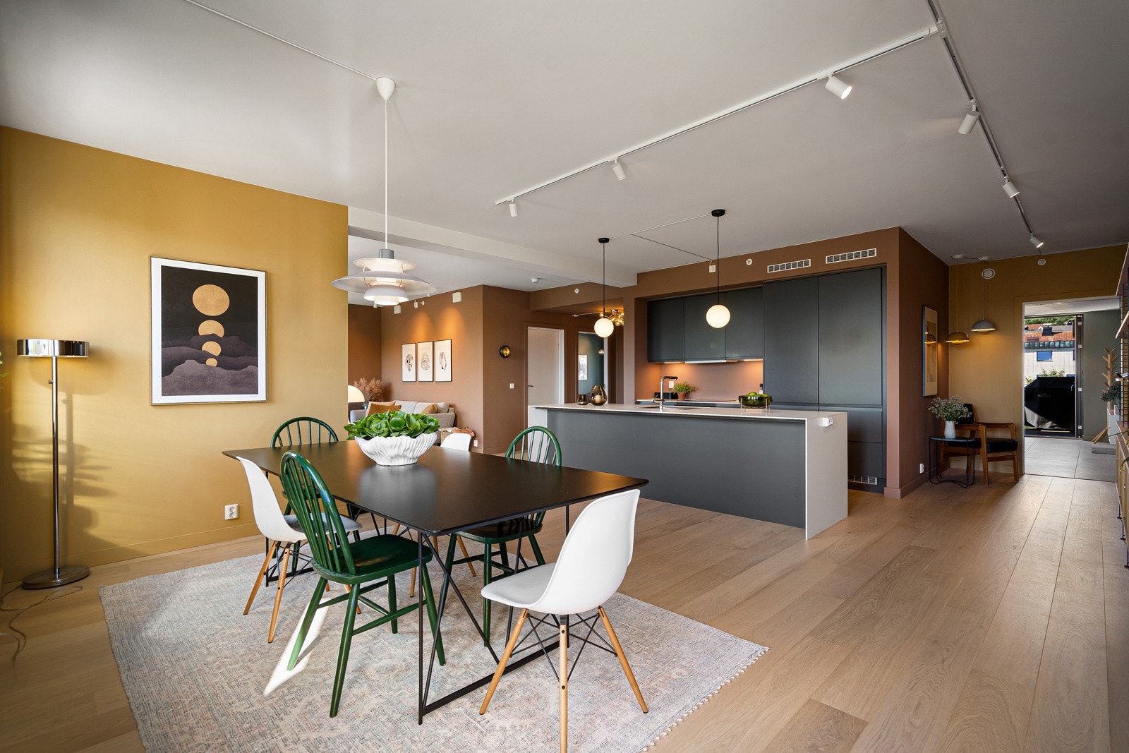 Leiligheten har et moderne kjøkken med åpen løsning mot stuen og spisestuen. Perfekt til store sosiale sammenkomster med familie og venner. Galleribilde