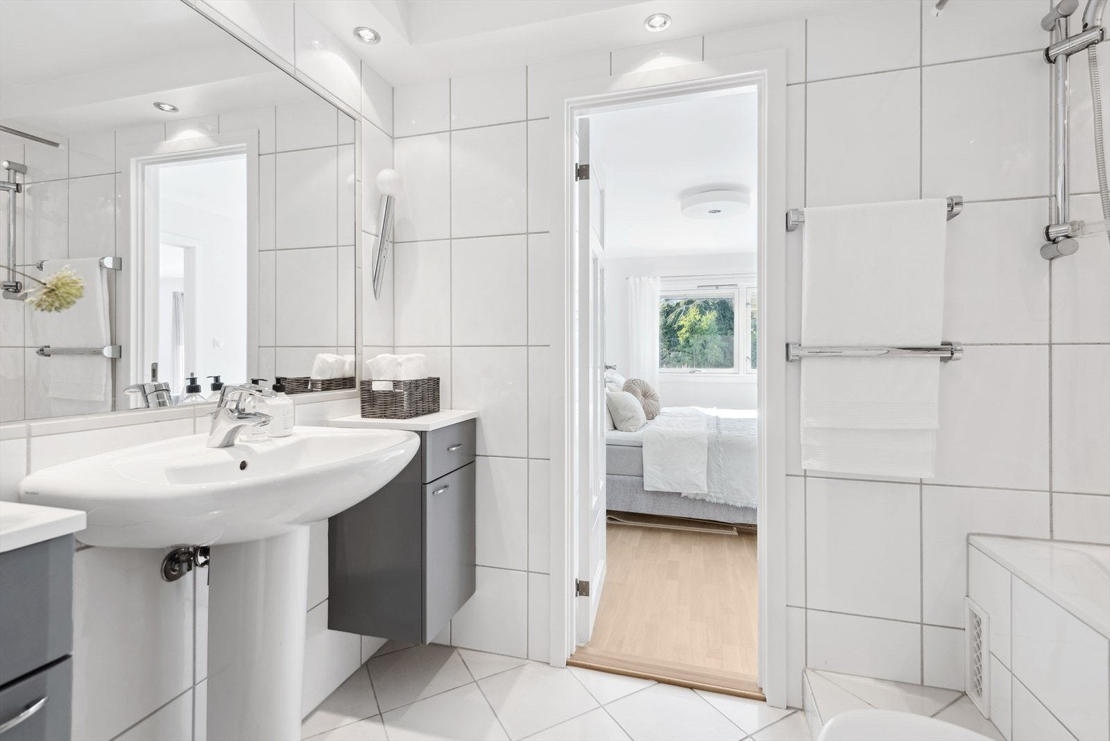 Komforten av gulvvarme og den moderne følelsen av downlights og veggmontert toalett er også til stede her. Galleribilde