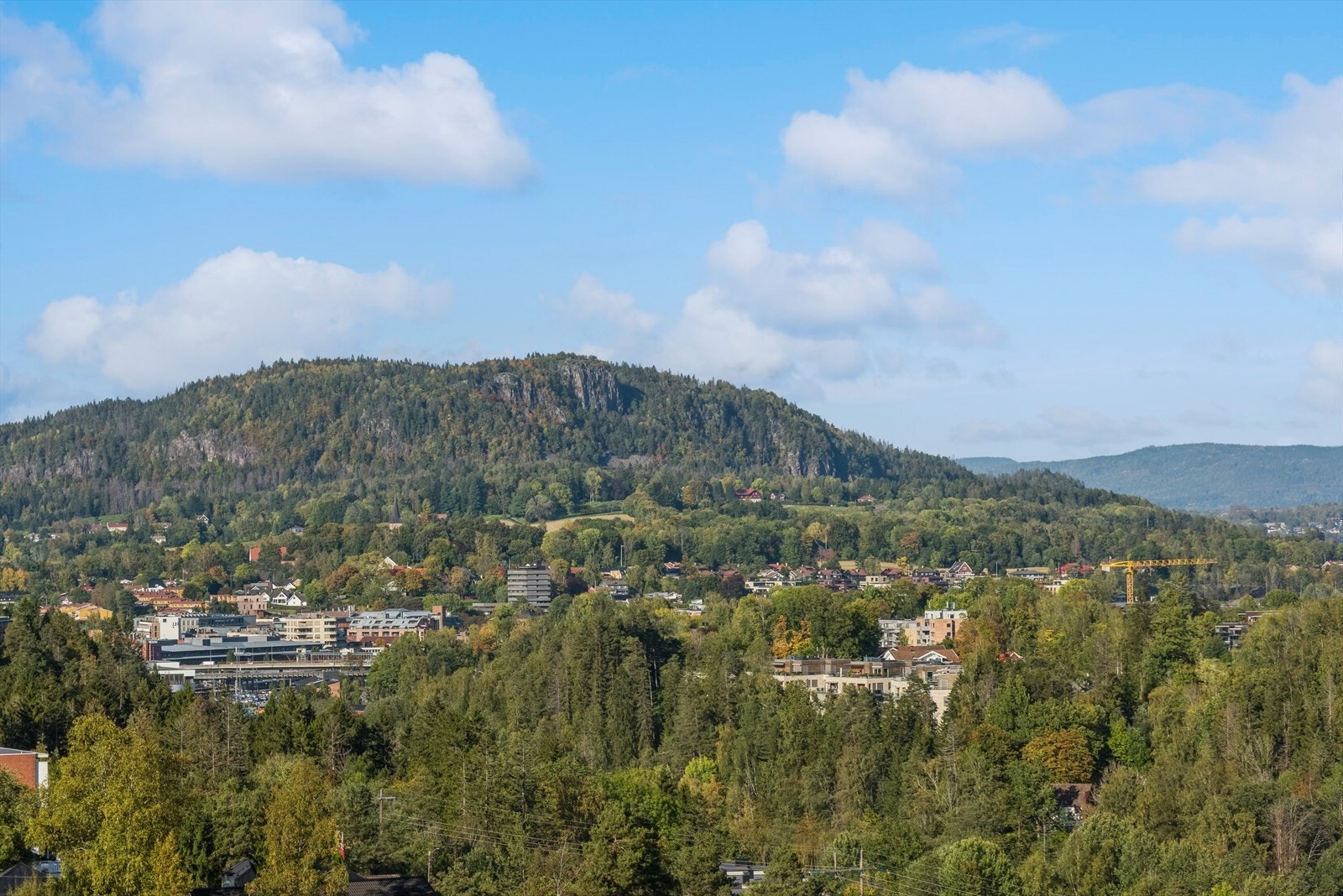 Her bor man i umiddelbar nærhet til flotte turområder sommer som vinter med et utall med stier og lysløype, hvor bl.a. flere av stiene fører til Vardåsen med sitt fantastiske utsiktspunkt. Galleribilde