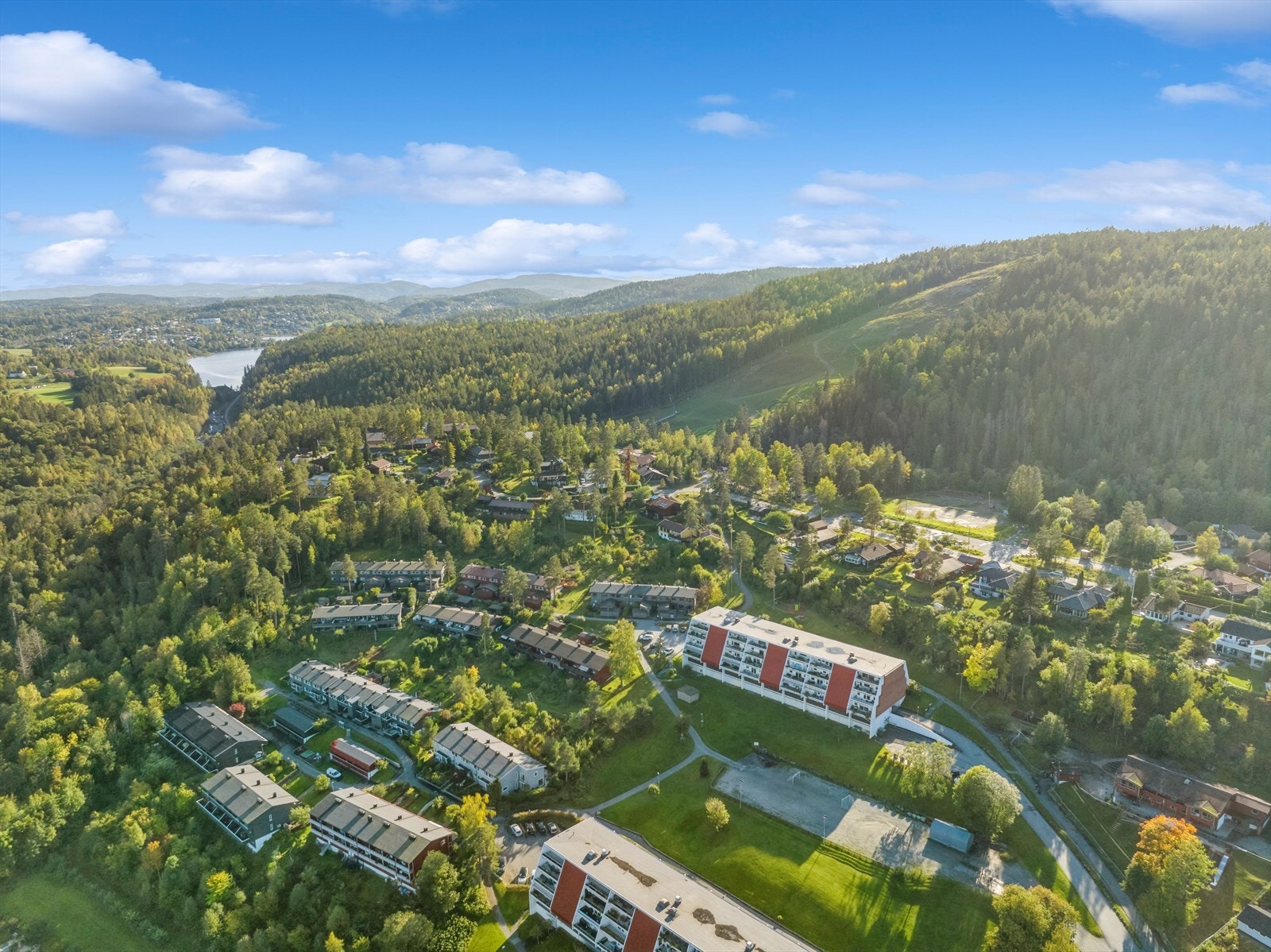 Dette er en bolig som passer for alle aldersgrupper med pent opparbeidet og hyggelig fellesareal, samt umiddelbar nærhet til buss, nærbutikk og marka med alpinbakke, lysløyper og turstier. Galleribilde