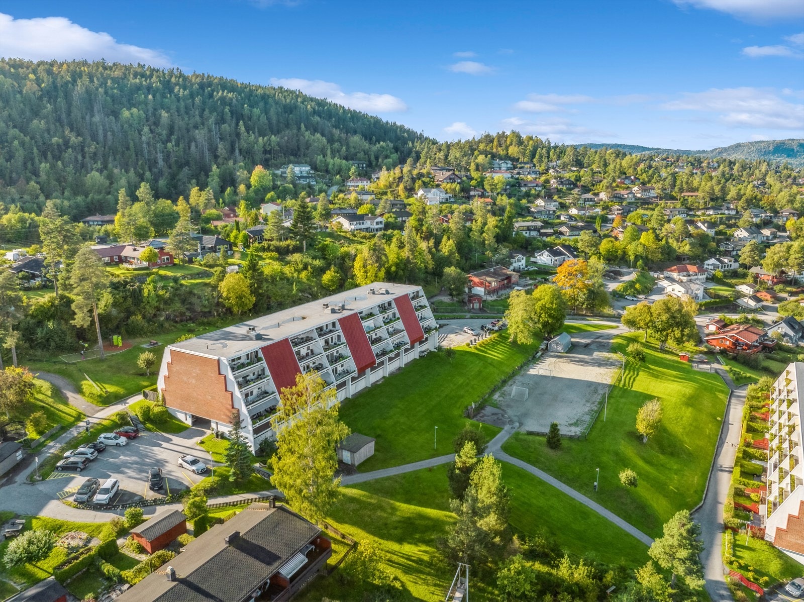 Fellesarealene er pent opparbeidet med asfalterte gangveier, store plenarealer med flere sittegrupper og flere flotte lekearealer for barn. Galleribilde