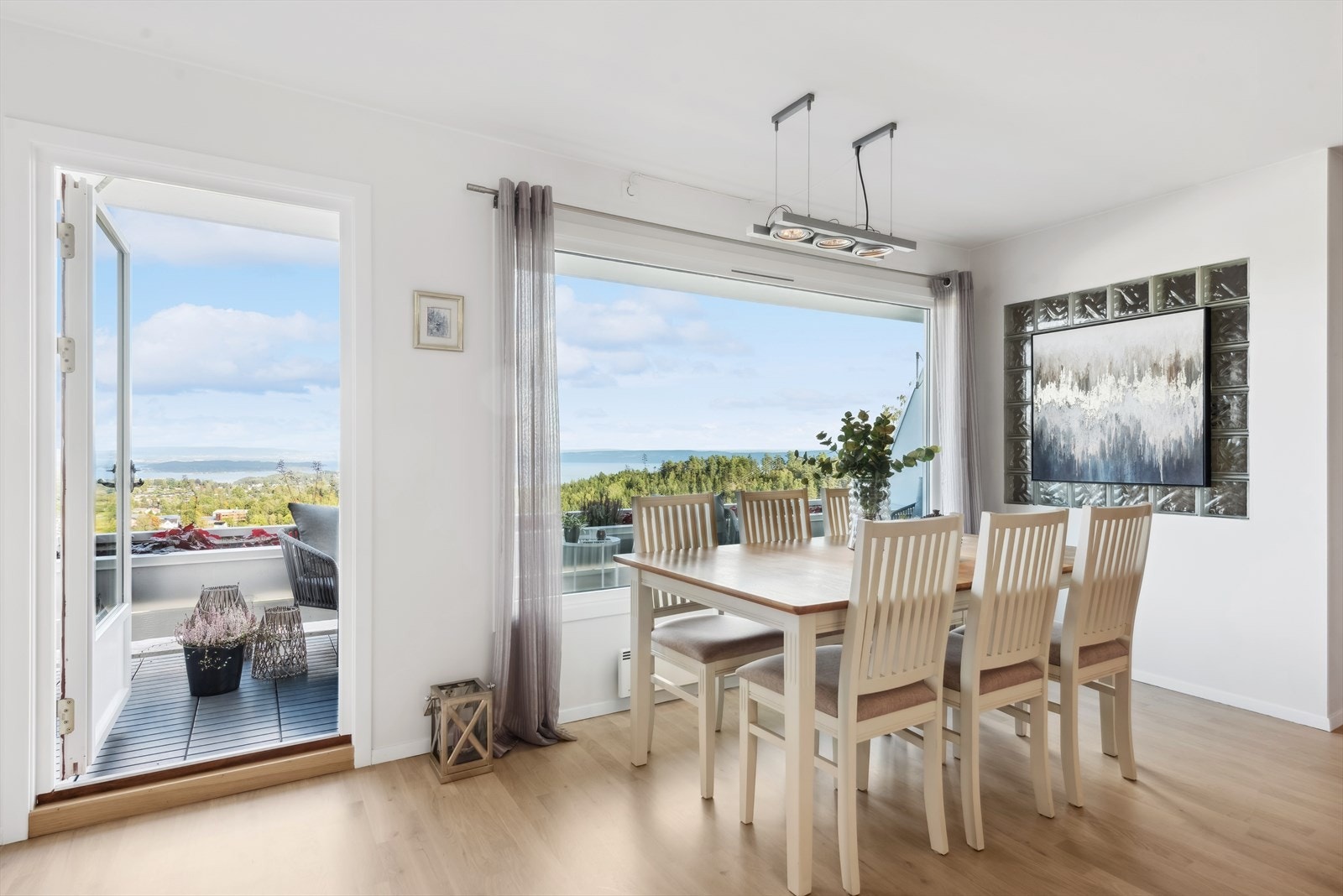 Spisestuen er et rom badet i lys, takket være store vinduer og lystmalte vegger. Galleribilde