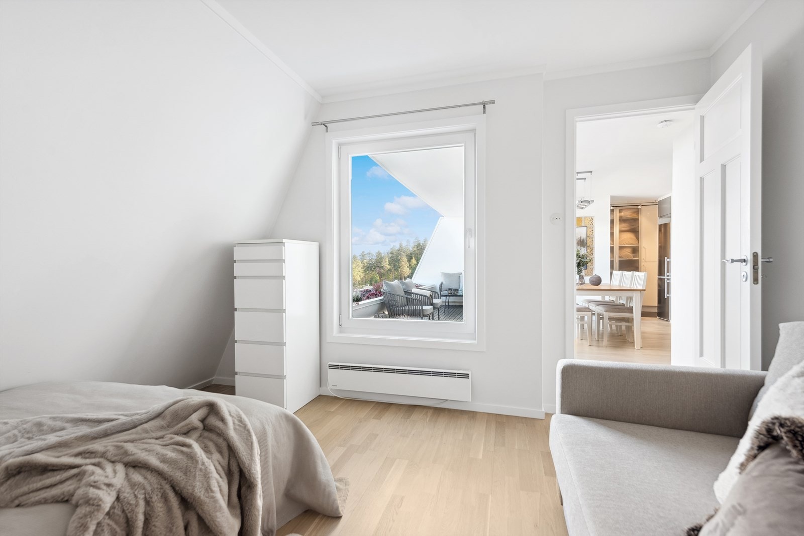 Praktisk med et soverom i hver sin ende av leiligheten. Galleribilde