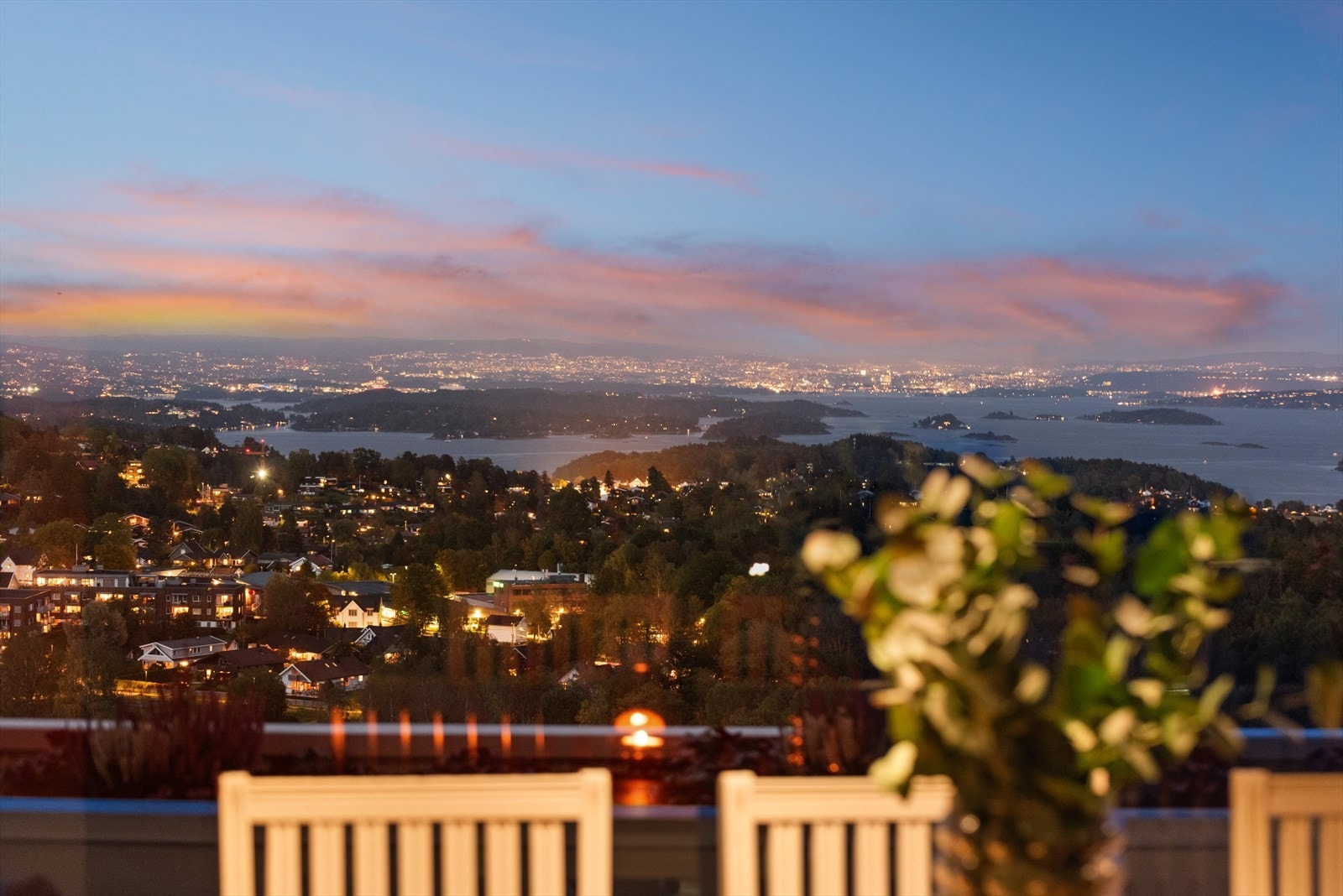 Nydelig spiseområde med uforstyrret panorama sjøutsikt. Galleribilde