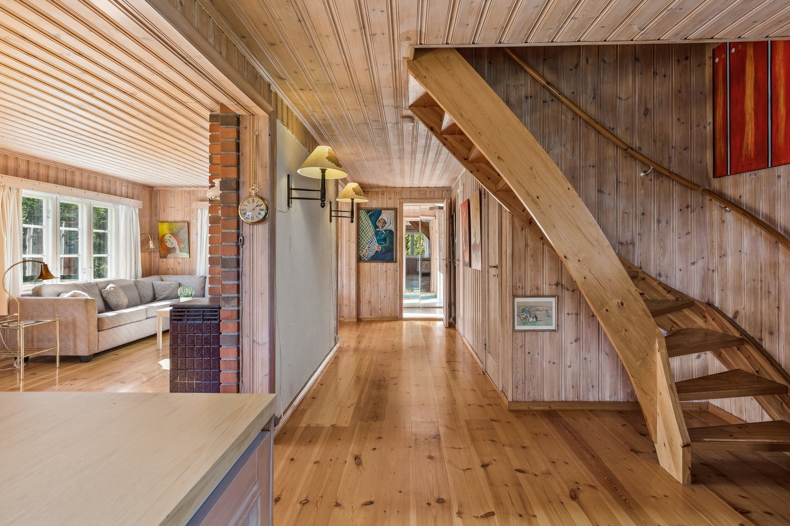 Adkomst til 2. etasje fra kjøkkenet Galleribilde