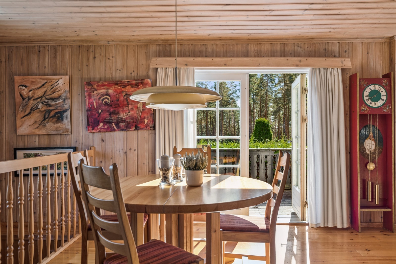 Fra stuen er det utgang til solrik terrasse vendt mot sør Galleribilde