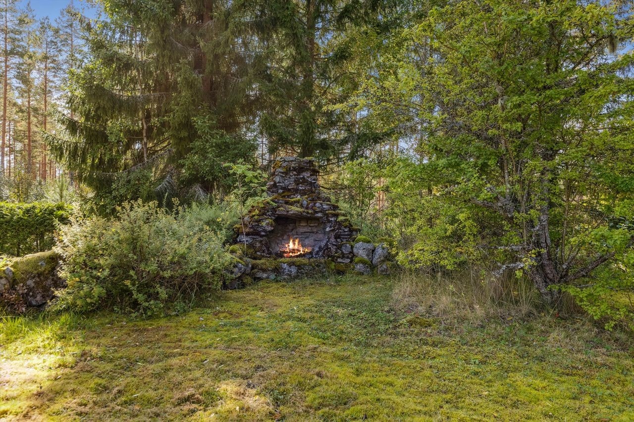 Koselig og skjermet uteplass med peis Galleribilde