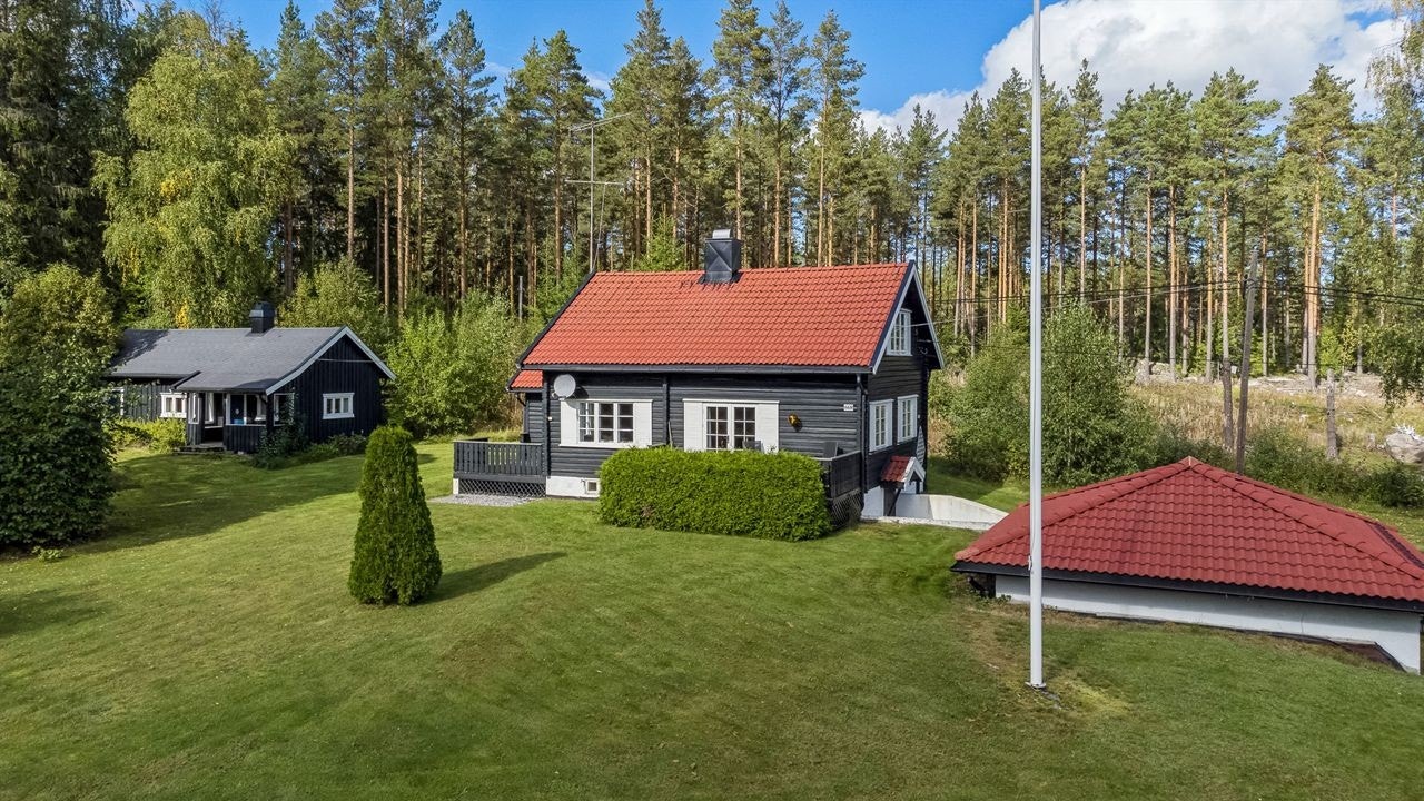 Koselig og landlig fritidseiendom beliggende i naturskjønne omgivelser Galleribilde