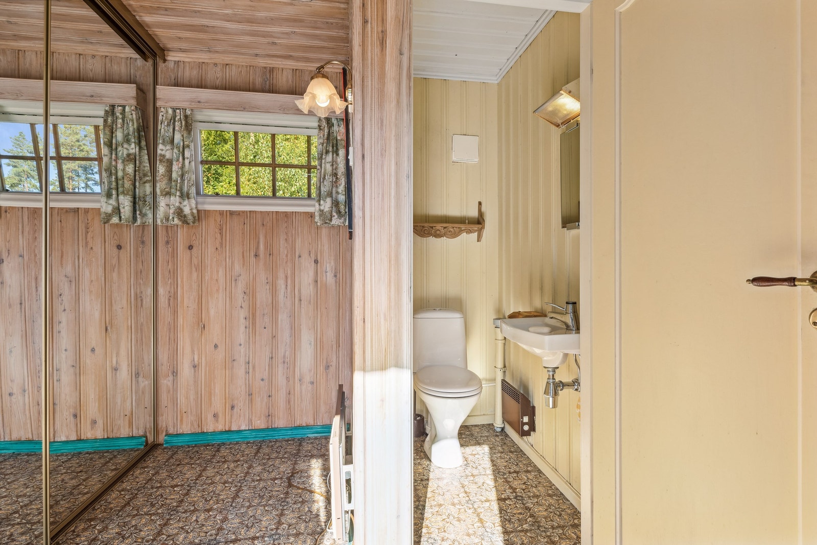 Separat toalettrom med adkomst fra entréen Galleribilde