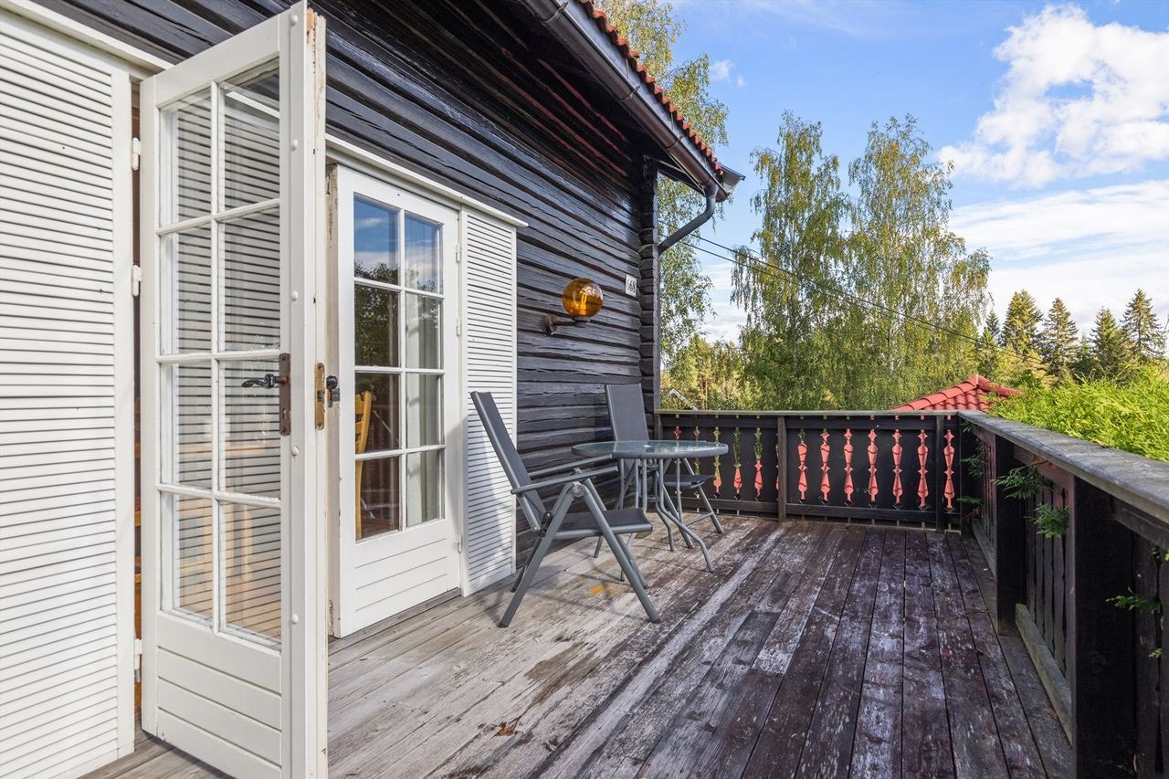 Terrassen har plass til utemøblement Galleribilde