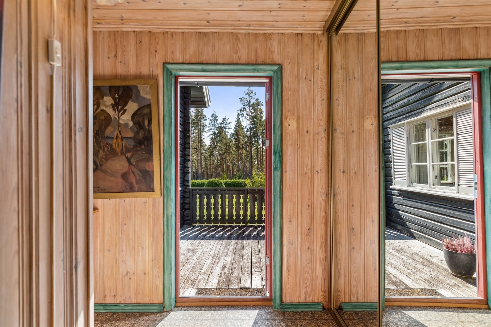 Entréen har skyvedørsgarderobe med speilglassdører Galleribilde