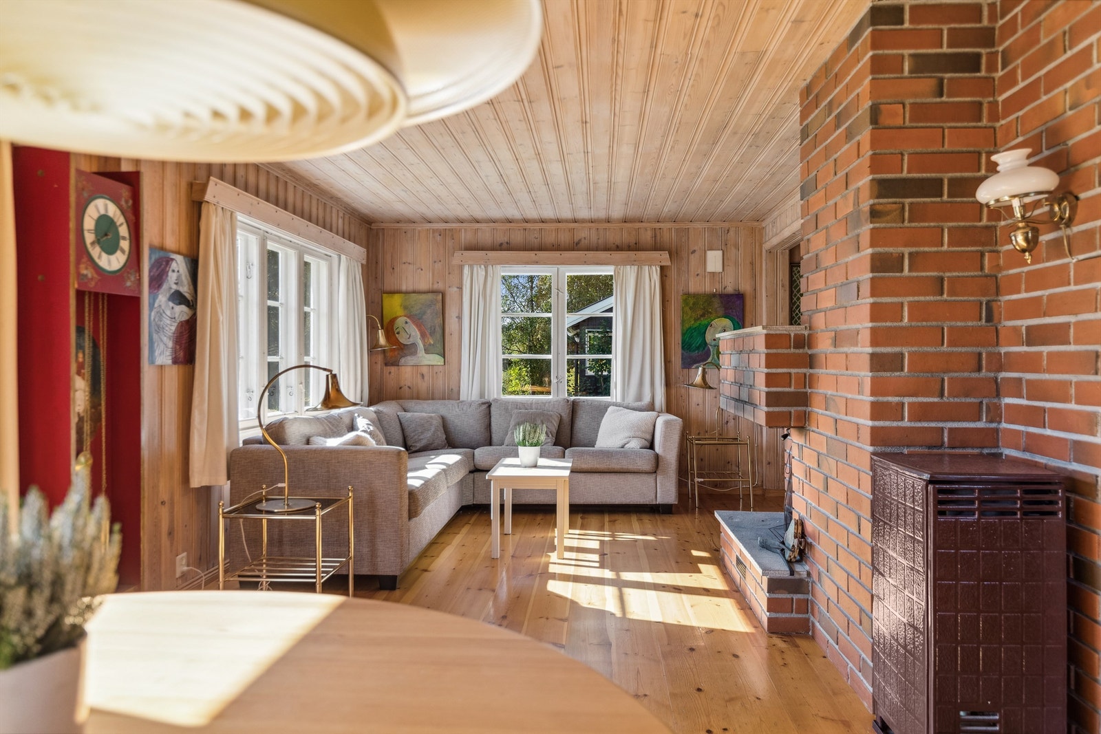 Stuen har kombinert ved- og parafinovn og åpen peis Galleribilde