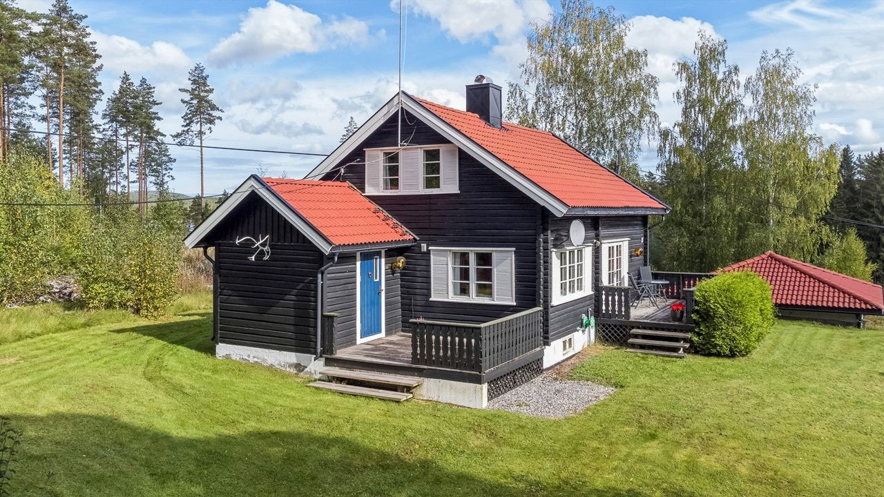 Med terrasser vendt mot øst og sør samt muligheter for flere fine uteplasser i hagen, kan godværsdagene nytes til fulle Galleribilde