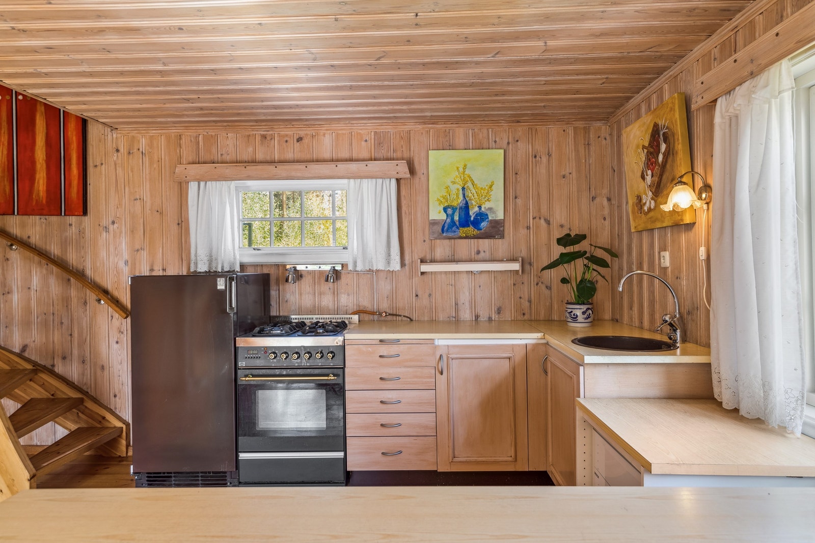 Plass for komfyr, lite kjøleskap og liten oppvaskmaskin i benken Galleribilde