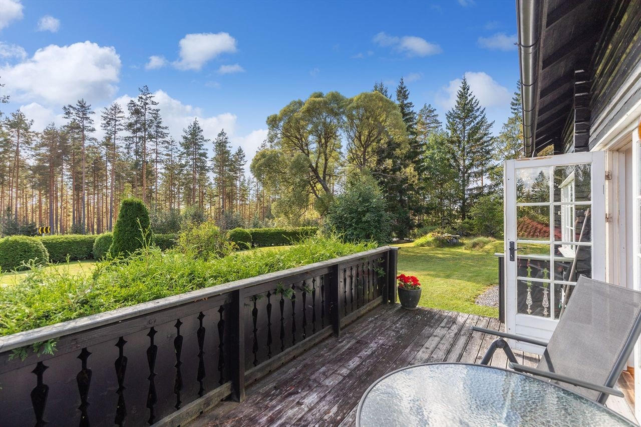 Solrik terrasse vendt mot sør med videre adkomst til hagen Galleribilde