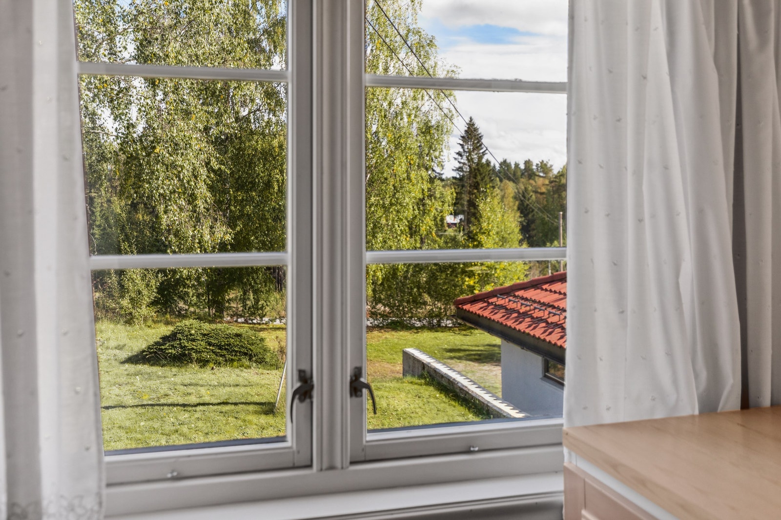 Naturen og skogens ro finner du rett utenfor vinduet Galleribilde