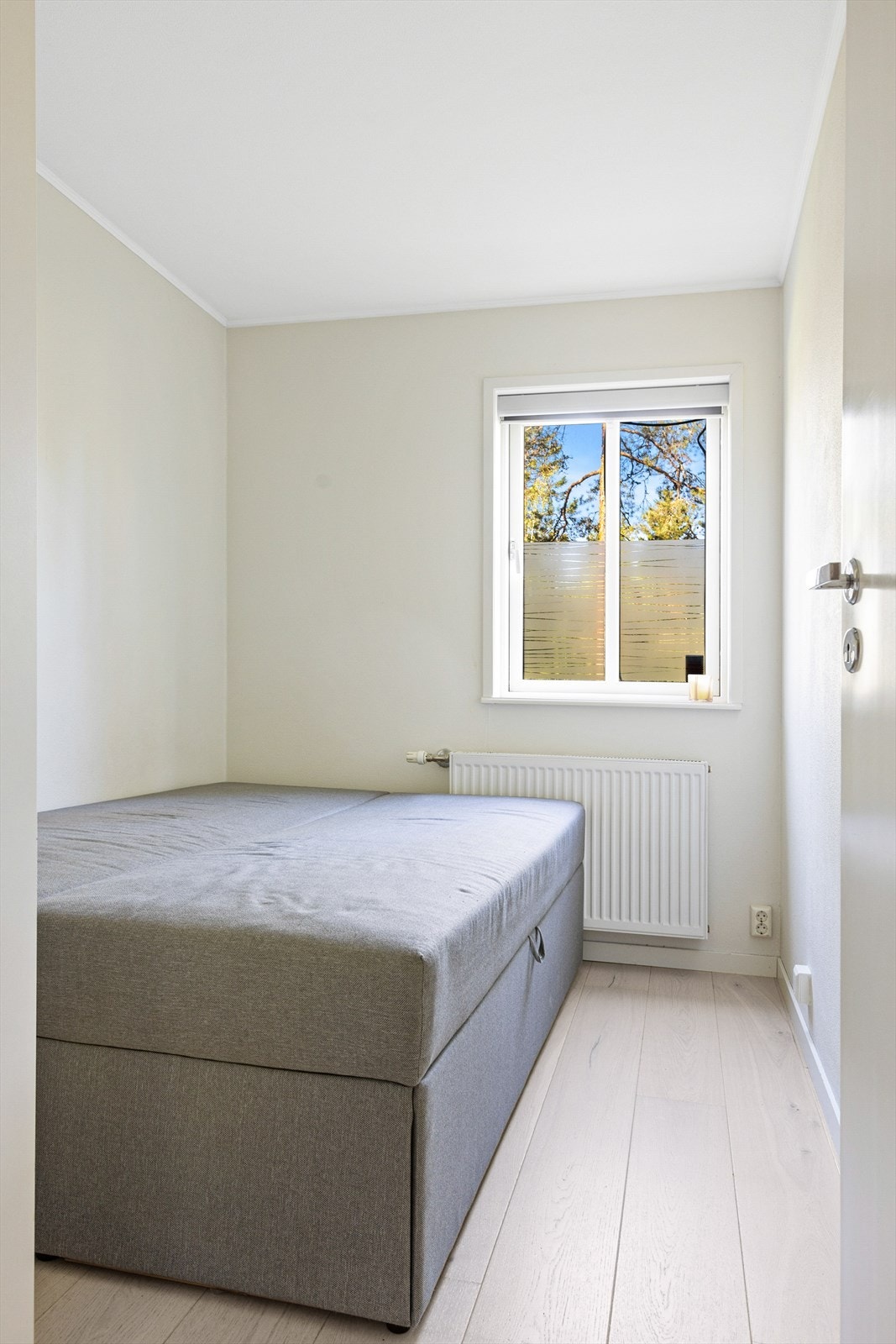 Videre i boligen har du tilgang til et romslig soverom. Galleribilde