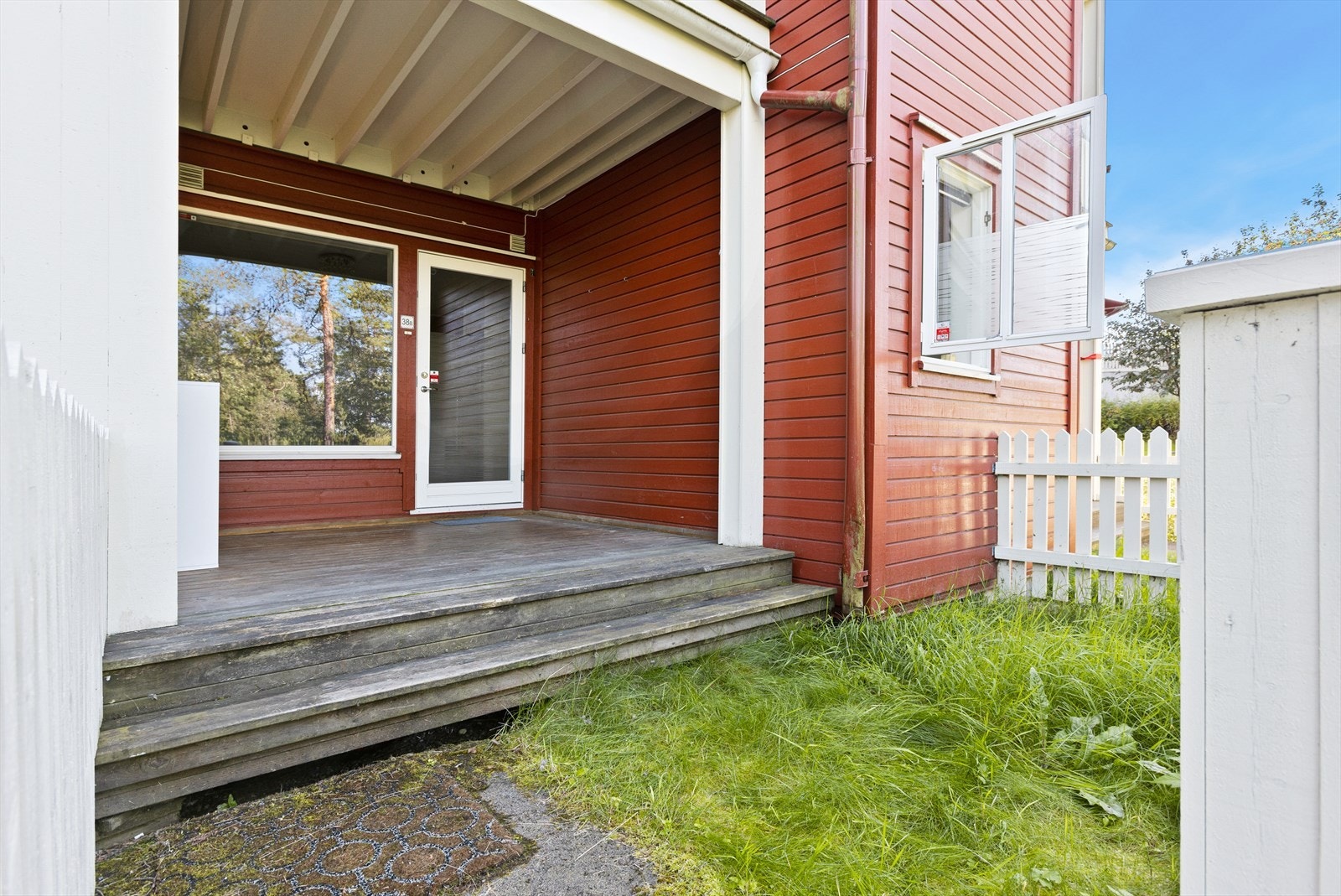 Utenfor leiligheten har du en fin markterrasse på 8 kvm som er nordvestvendt og har gode solforhold. Galleribilde