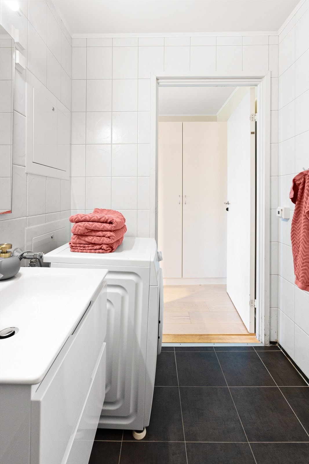 Boligen har varmtvann og fyring inkludert i felleskostnadene. Disse ligger på kun kr 2453 i måneden. Galleribilde
