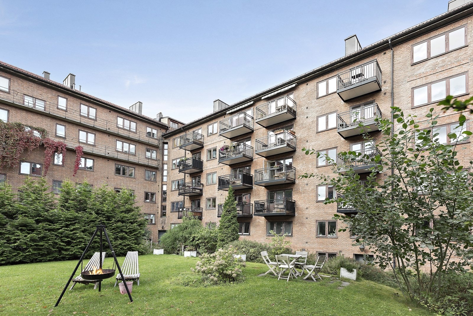 Aksjelaget har nydelig bakgård som ligger lukket og skjermet til Galleribilde