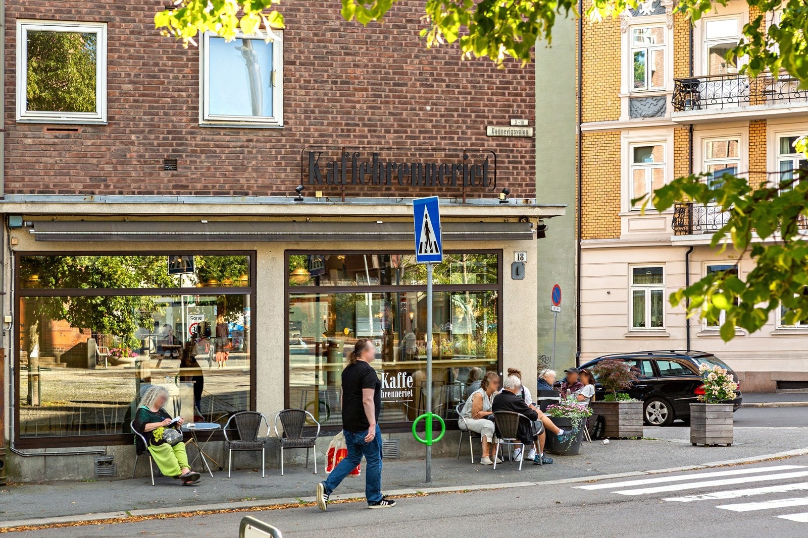 Rett ved Gråbeinsletta ligger kaffebrenneriet her får man servert god og smakfull kaffe, som er hyggelig å ta med seg i parken Galleribilde