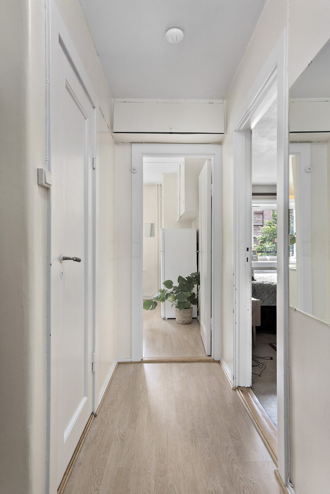 Entréen er romslig og det er praktisk innebygget kott/skap for både jakker og sko. Det medfølger i tillegg to boder Galleribilde