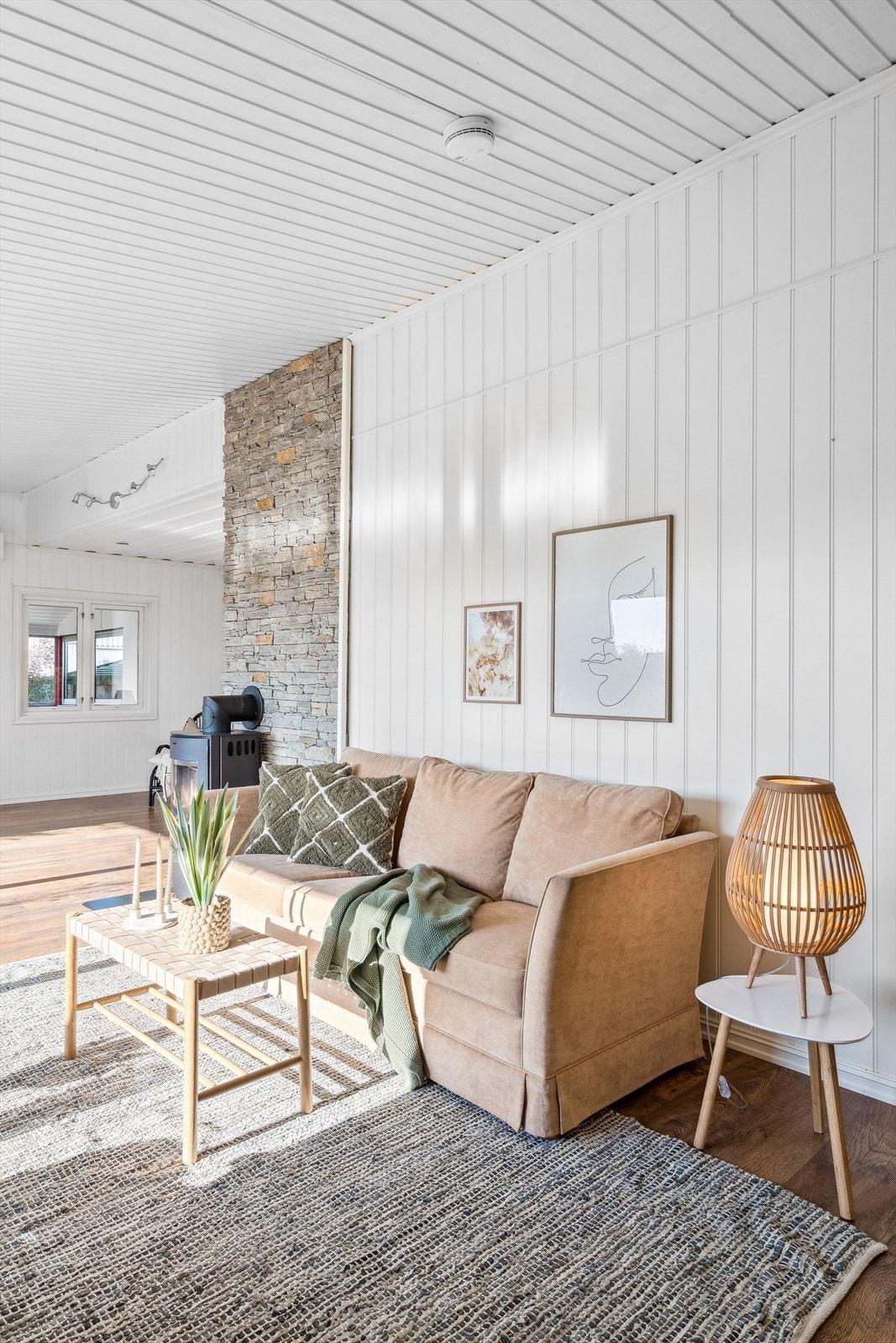 I stuen finner du en vedovn som sørger for ekstra hygge og varme på kjølige dager. Galleribilde