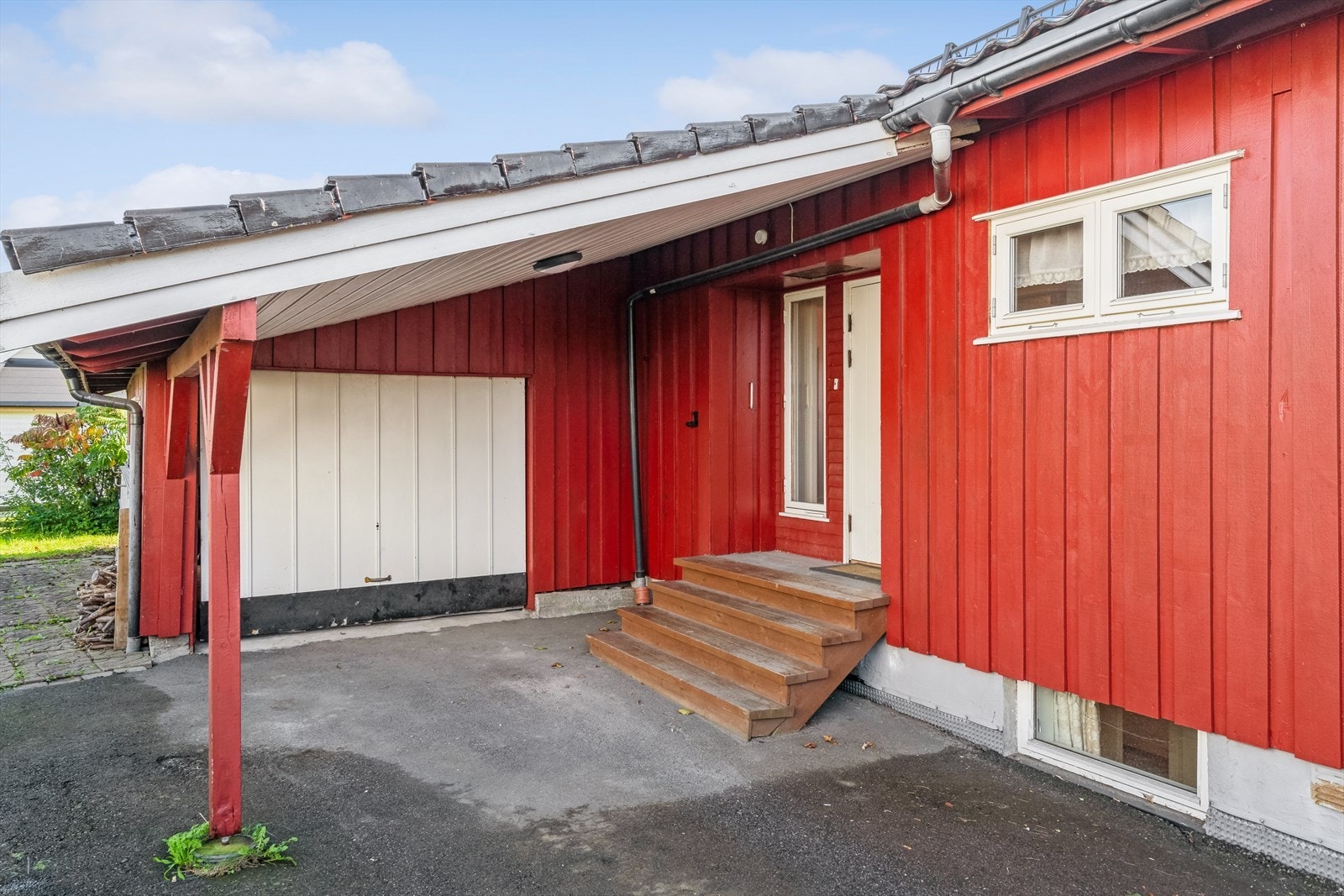 Hyggelig adkomst via overbygd inngangsparti i 1. etasje. Galleribilde