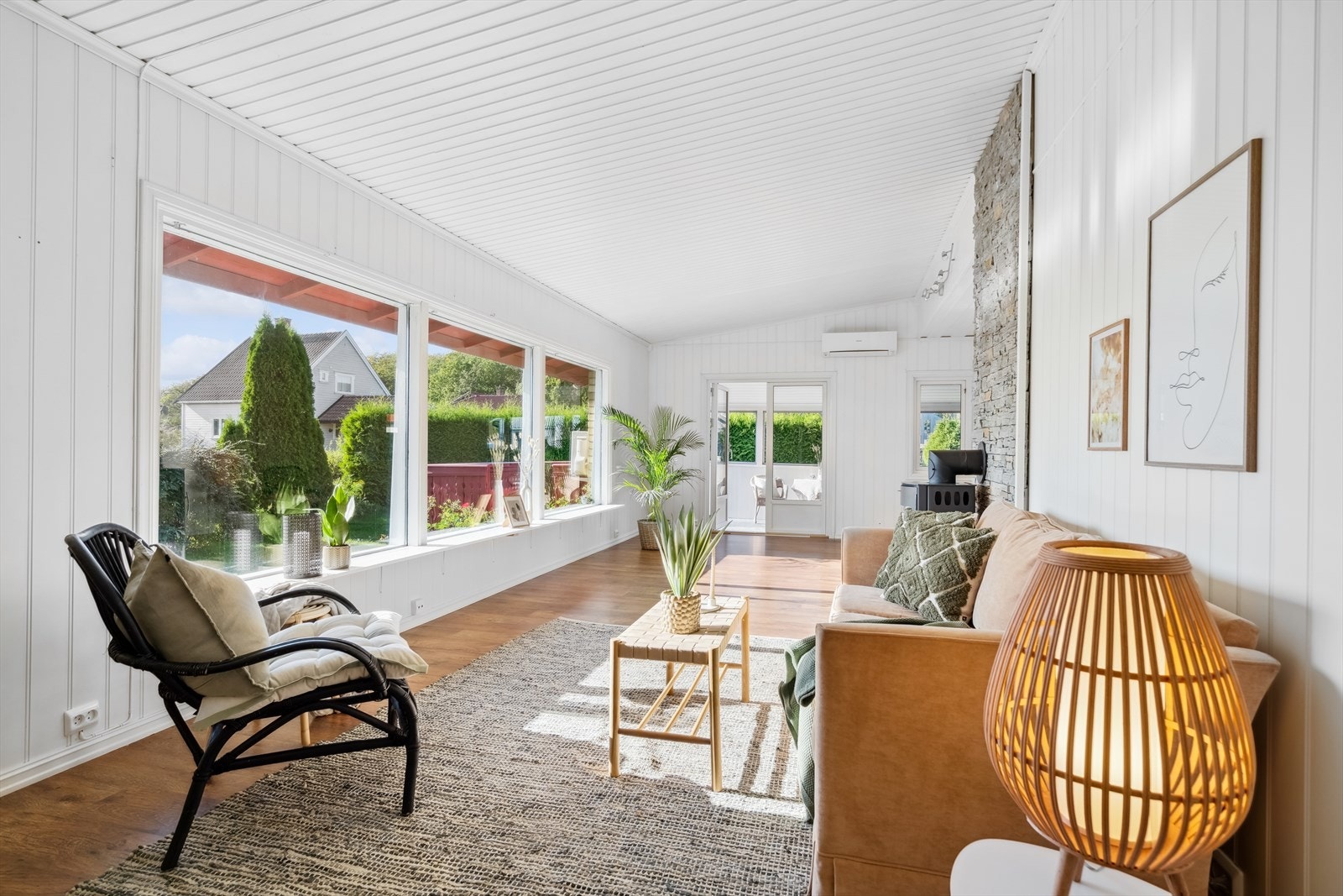 De store vindusflatene sammen med terrassedøren slipper inn godt med lys å skaper en luftig og fin atmosfære. Galleribilde
