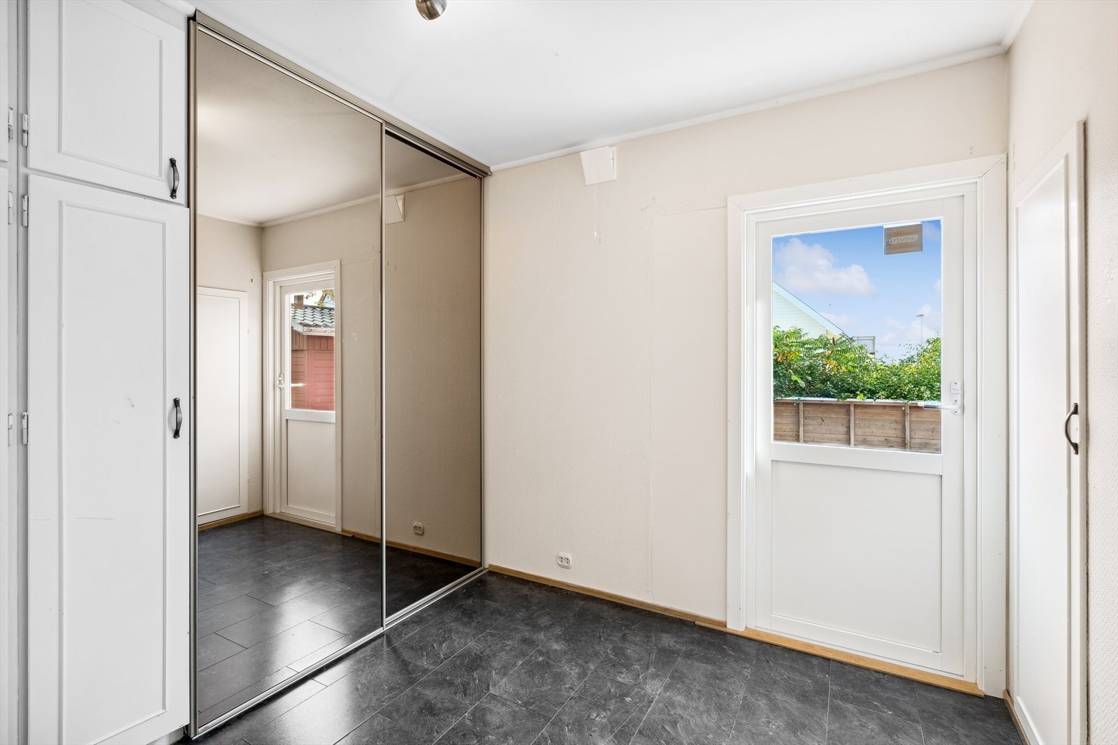 Når du entrer boligen kommer du inn i en romslige entré/gang med gode oppbevaringsmuligheter. Galleribilde