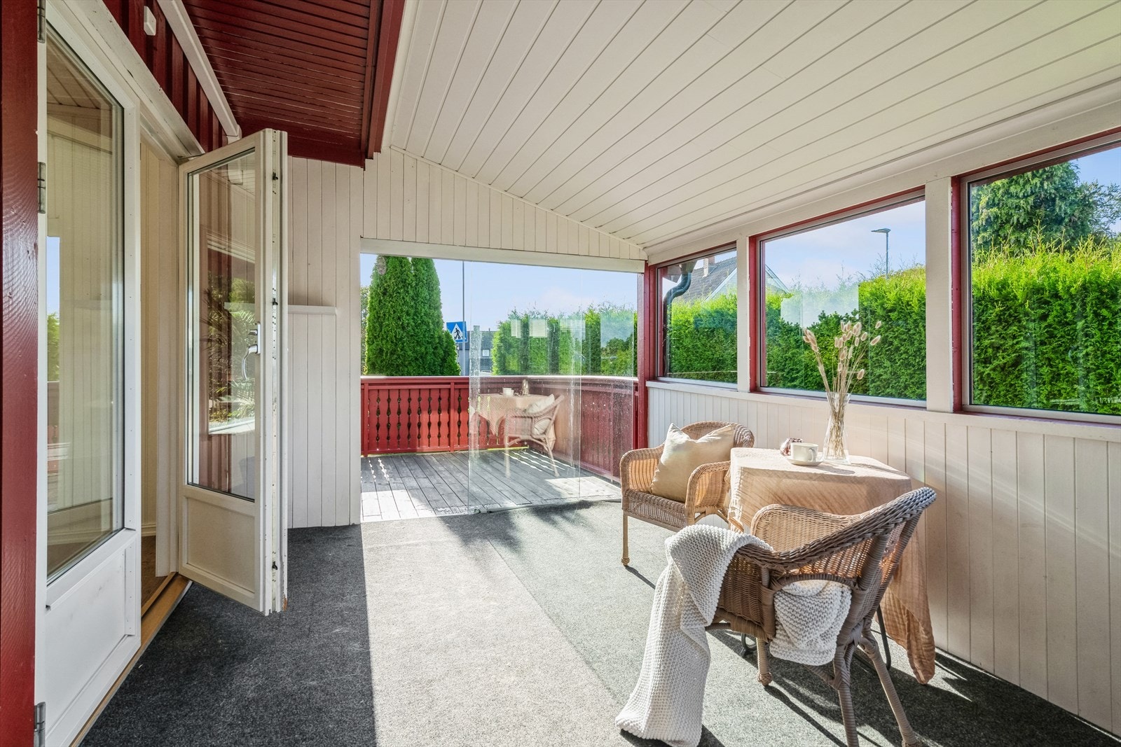 For ekstra kos og hygge kan man gå videre ut til boligens vinterstue (tilbygget i senere tid - ikke godkjent). Se punkt "ferdigattest" i salgsoppgaven. Galleribilde