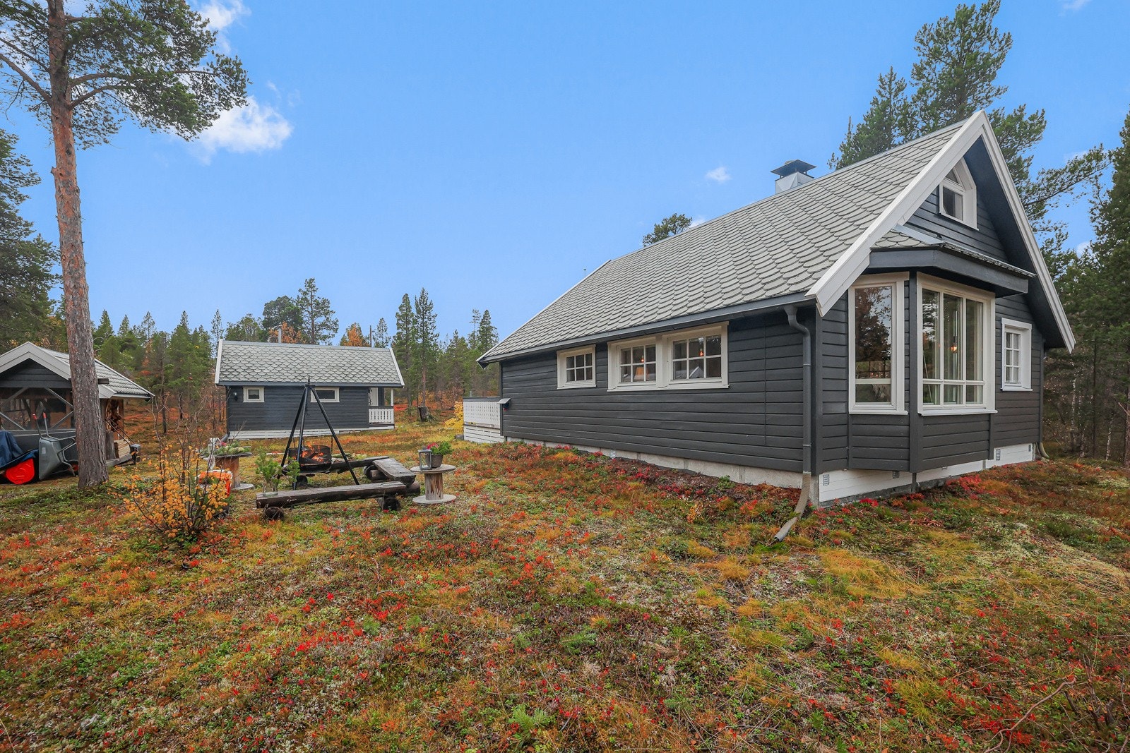 Fra hytten er det fin utsikt mot øst, mellom Lorttjønna og Bollovannet. Galleribilde