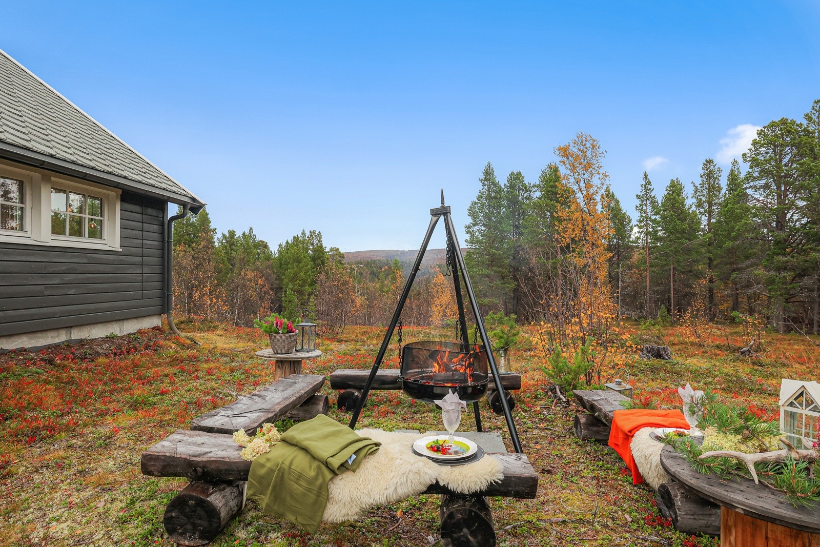 Det er lagd et koselig område med benker Galleribilde
