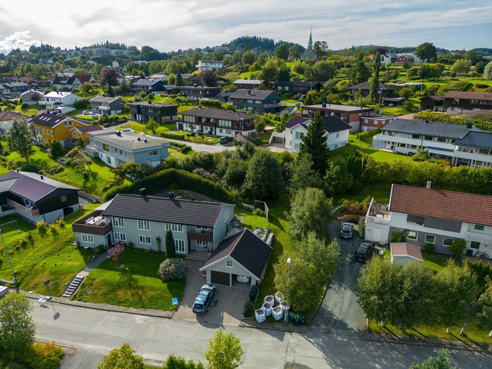 Det er også kort vei til populære Theisendammen med flott badeplass som også er like populær på vinterstid med isaktiviteter. Området kan også by på et godt fritidstilbud for både barn og voksne. Galleribilde