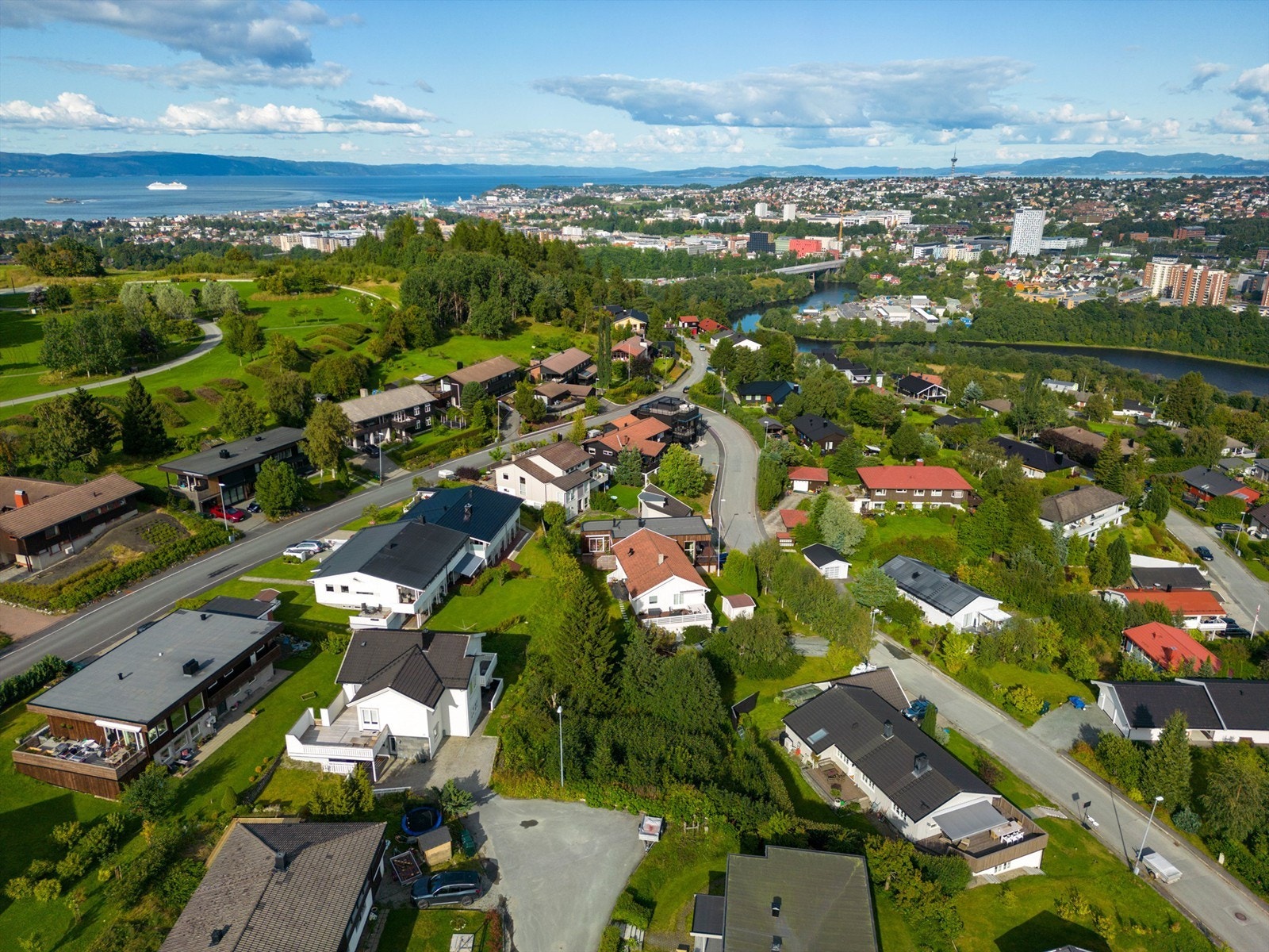 Tomta ligger perfekt plassert i terrenget, med svært gode solforhold og en nydelig utsikt. Det er lagt offentlig rør og avløpsnett inn til tomta. Galleribilde