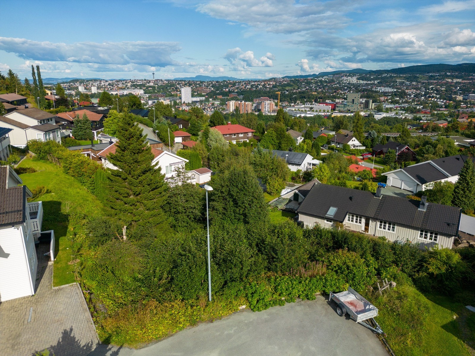 Det er kort vei til moderne treningsstudio - 3T-Byåsen, og ikke minst Granåsen skisenter med hoppbakke og herlige skiløyper. Granåsen er også en av byens største konsertarenaer hvor verdenskjente artister opptrer. Galleribilde